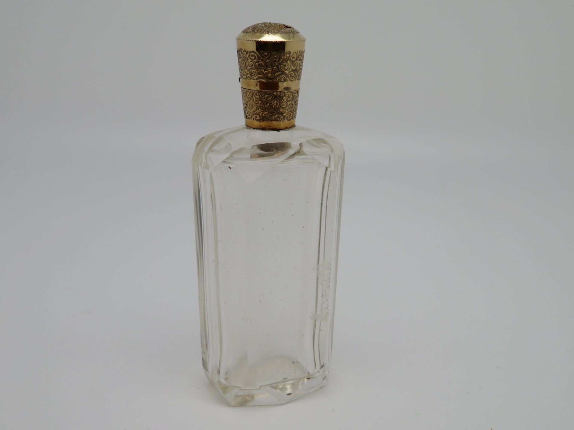 Antiker Parfumflakon, 19. Jahrhundert, farbloses Bleikristall facettiert, 14-karätige Goldmontur, I