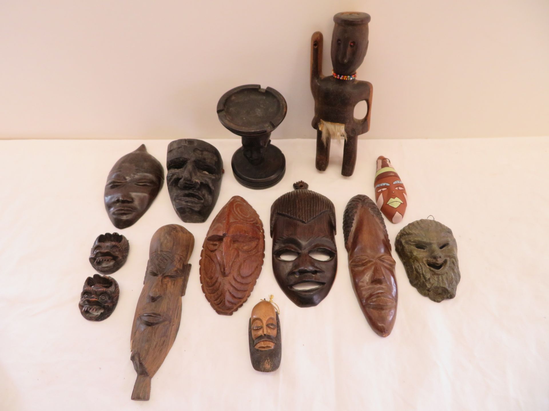 13 teiliges Konvolut diverser Skulpturen und Masken, u.a. Afrika, Holz geschnitzt, höchste Höhe 20 