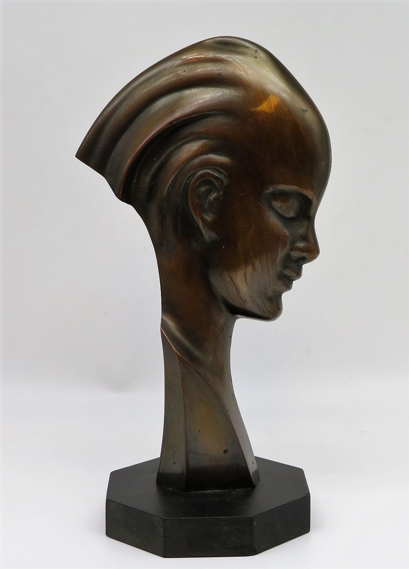 Unbekannt, Art déco, um 1910, "Mädchenkopf", Bronze, Sockel Bakelit, 28,5 x 15,5 x 11,5 cm.