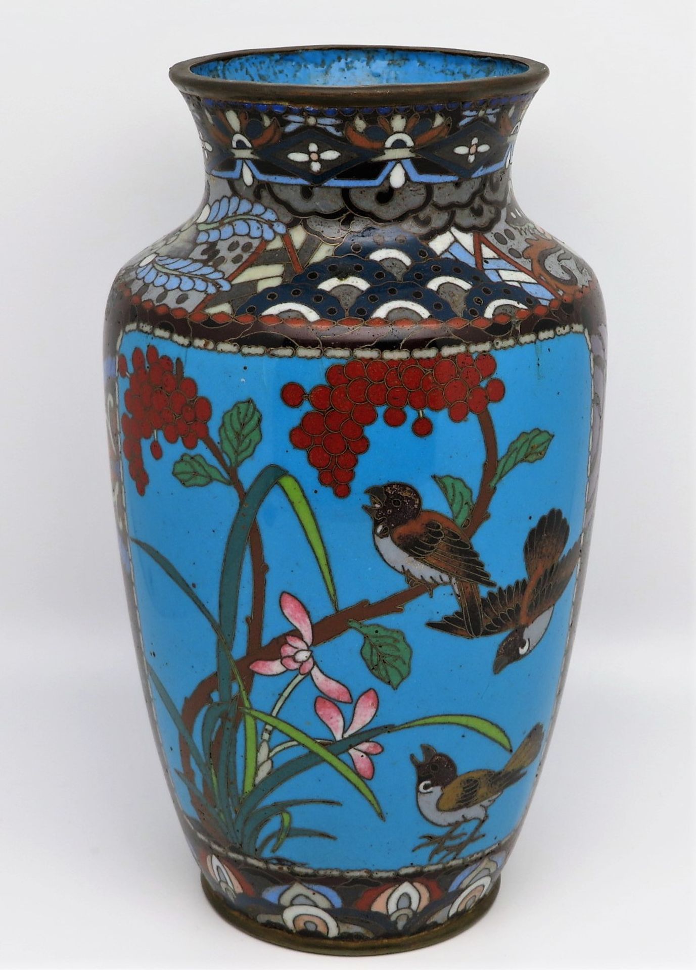 Cloisonné Vase, Japan, Meiji Periode, 1868 - 1912, farbiger Zellenschmelz mit Dekor von Vögeln, ein