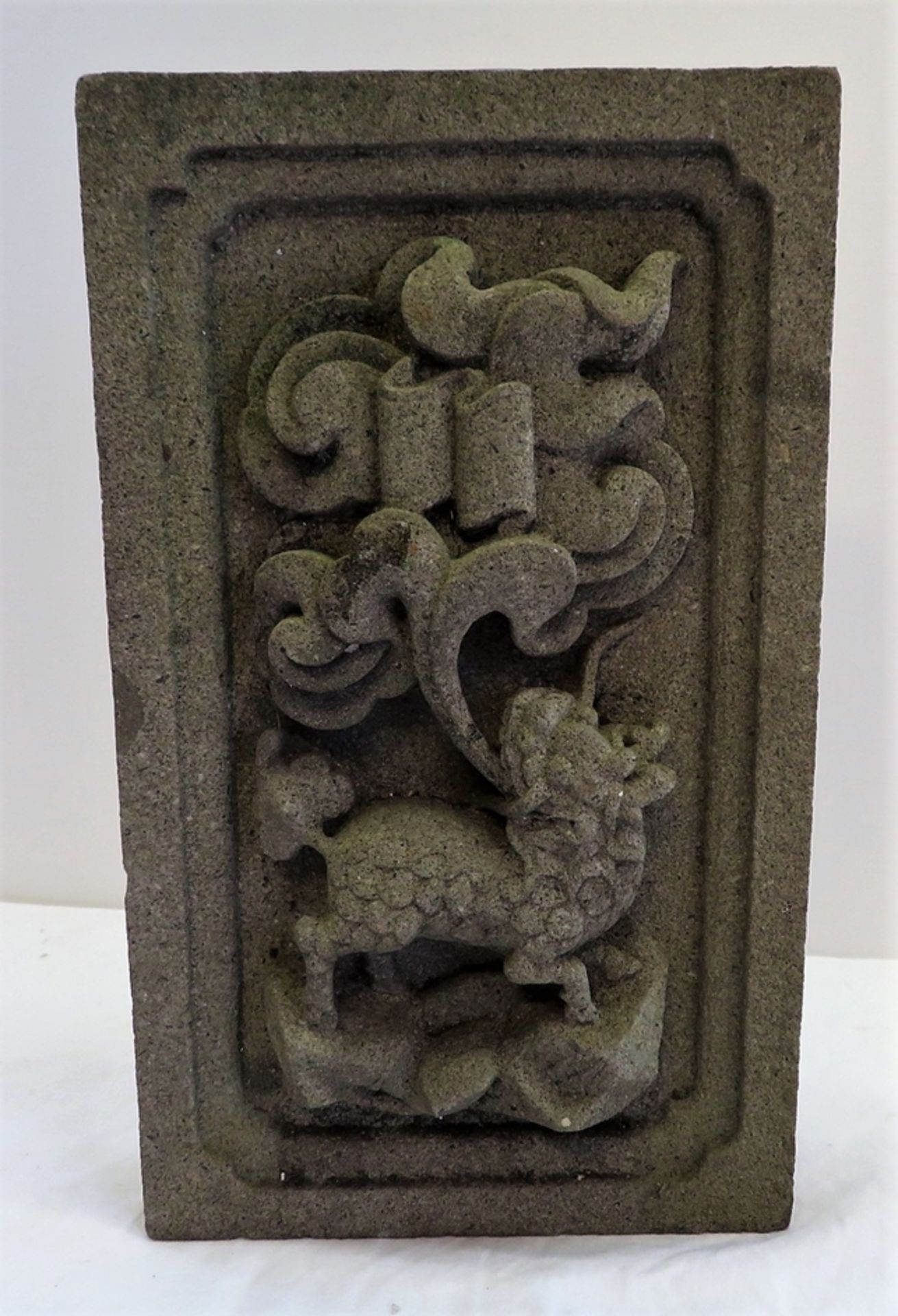 Giebelstein, China, Sandstein geschnitzt mit Fo-Hund, 40 x 23,5 x 8 cm.