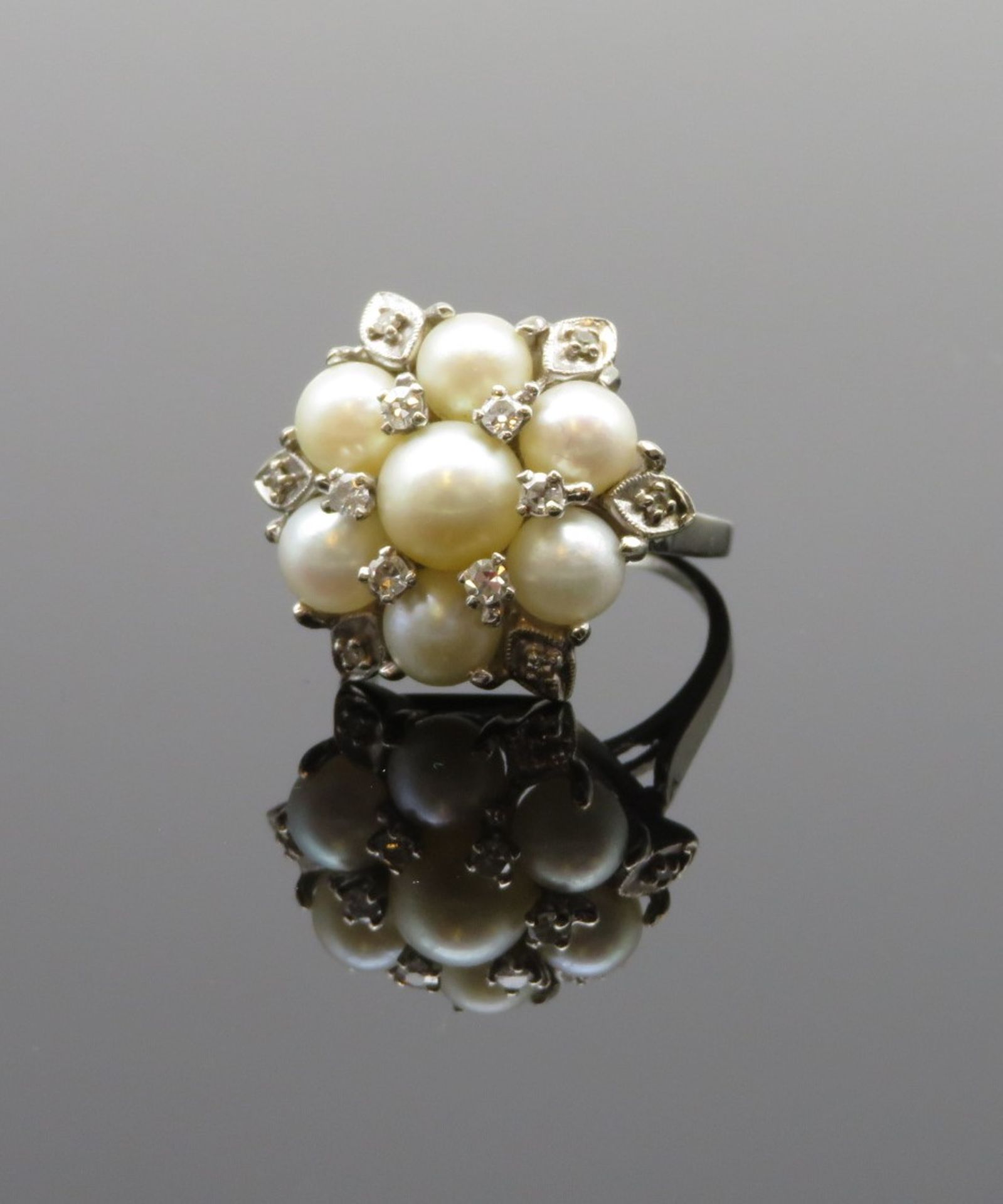 Damenring, 7 Perlen, 12 Diamanten, zus.ca. 0,18 ct, 585er Weißgold, gepunzt, 10,0 g, Ringgr. 57/58.