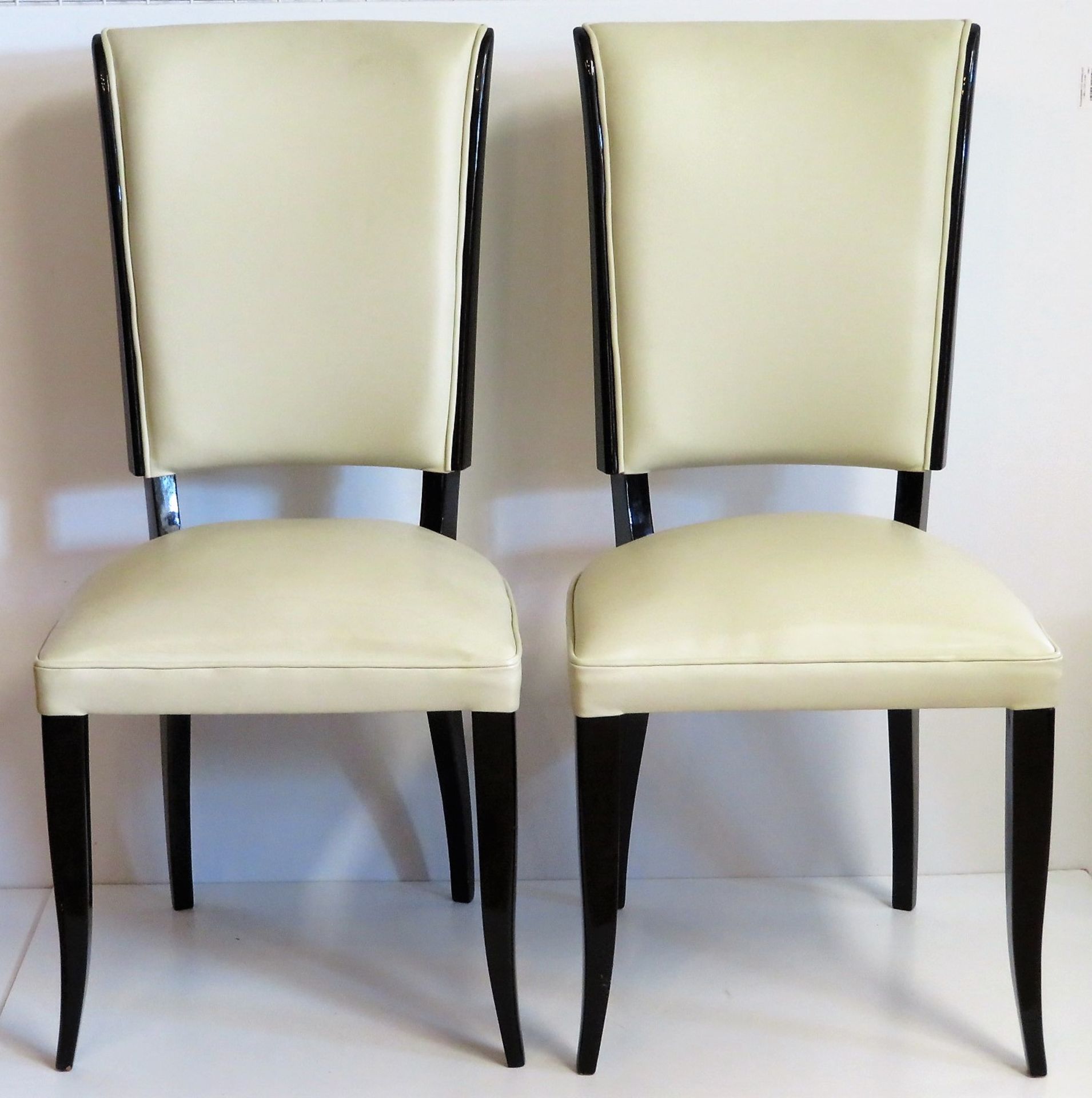 2 Stühle im Stil des Art Déco, Cygal Art Déco, ST083, Schwarz gelacktes Holz mit beigefarbenem Lede