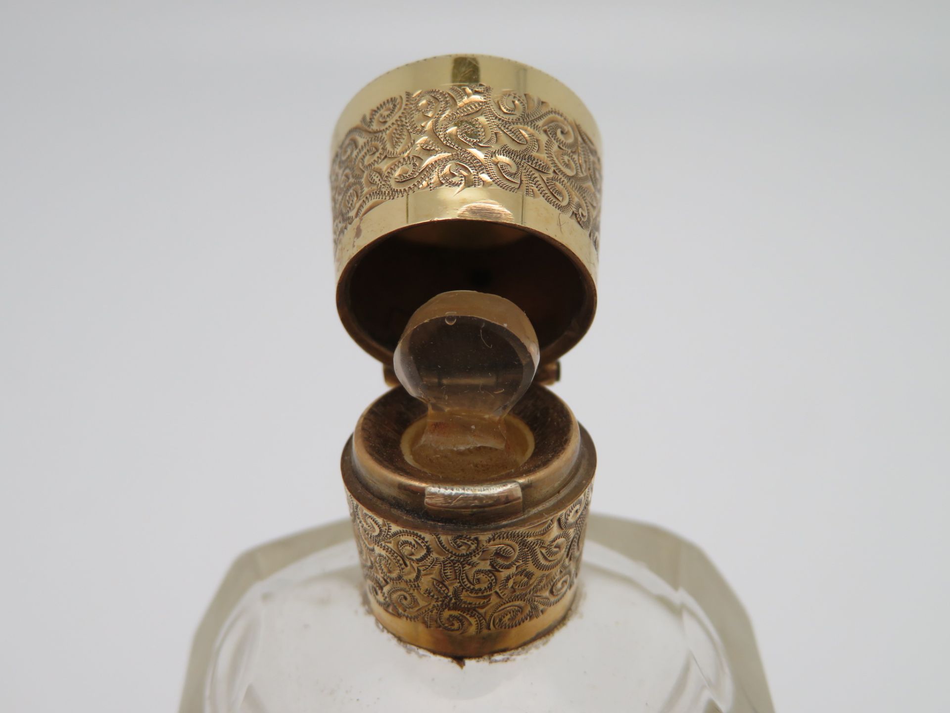 Antiker Parfumflakon, 19. Jahrhundert, farbloses Bleikristall facettiert, 14-karätige Goldmontur, I - Bild 2 aus 2