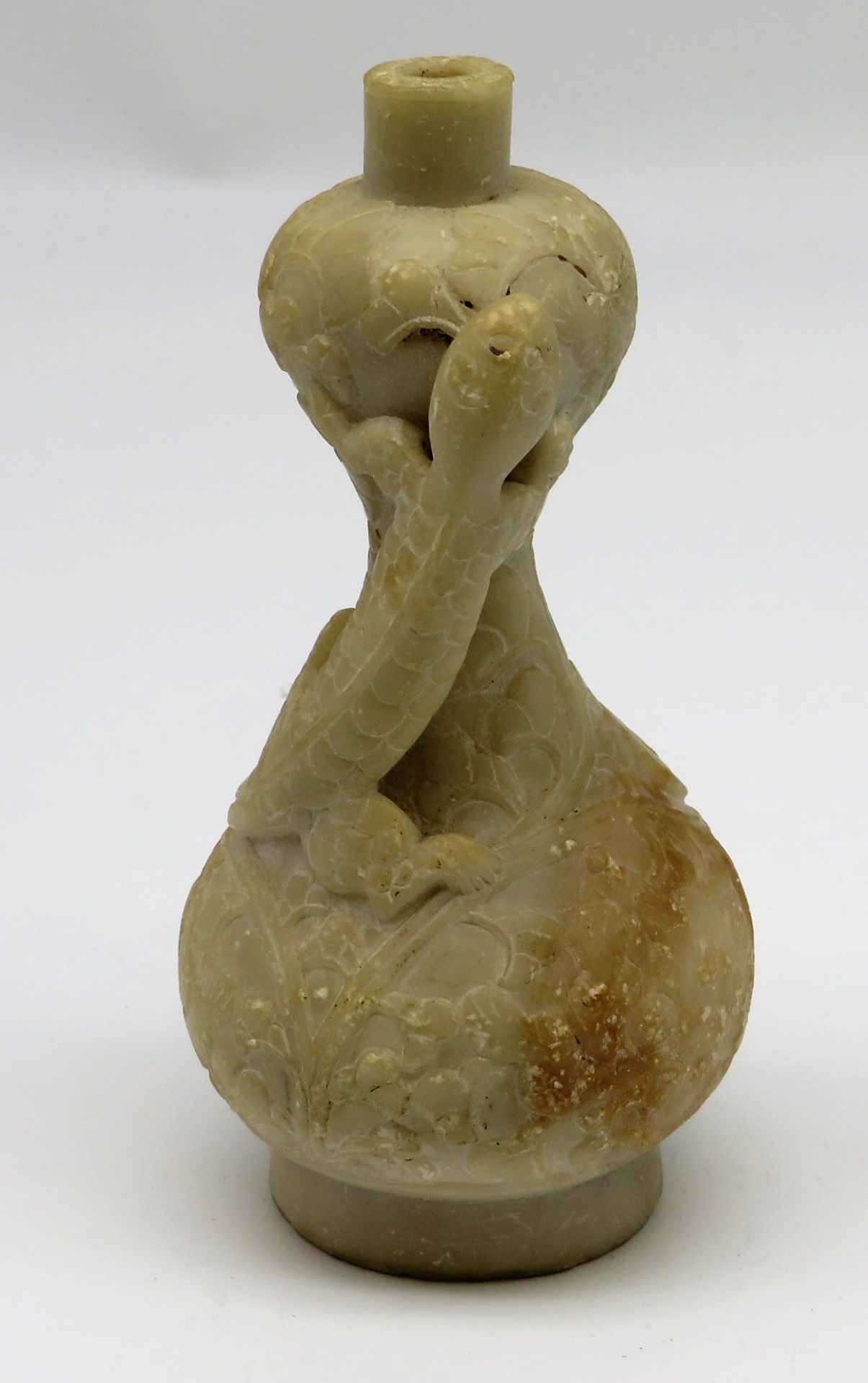 Vase, China, 19. Jahrhundert, Alabaster allseitig geschnitzt sowie mit plastischer Gekko-Darstellun