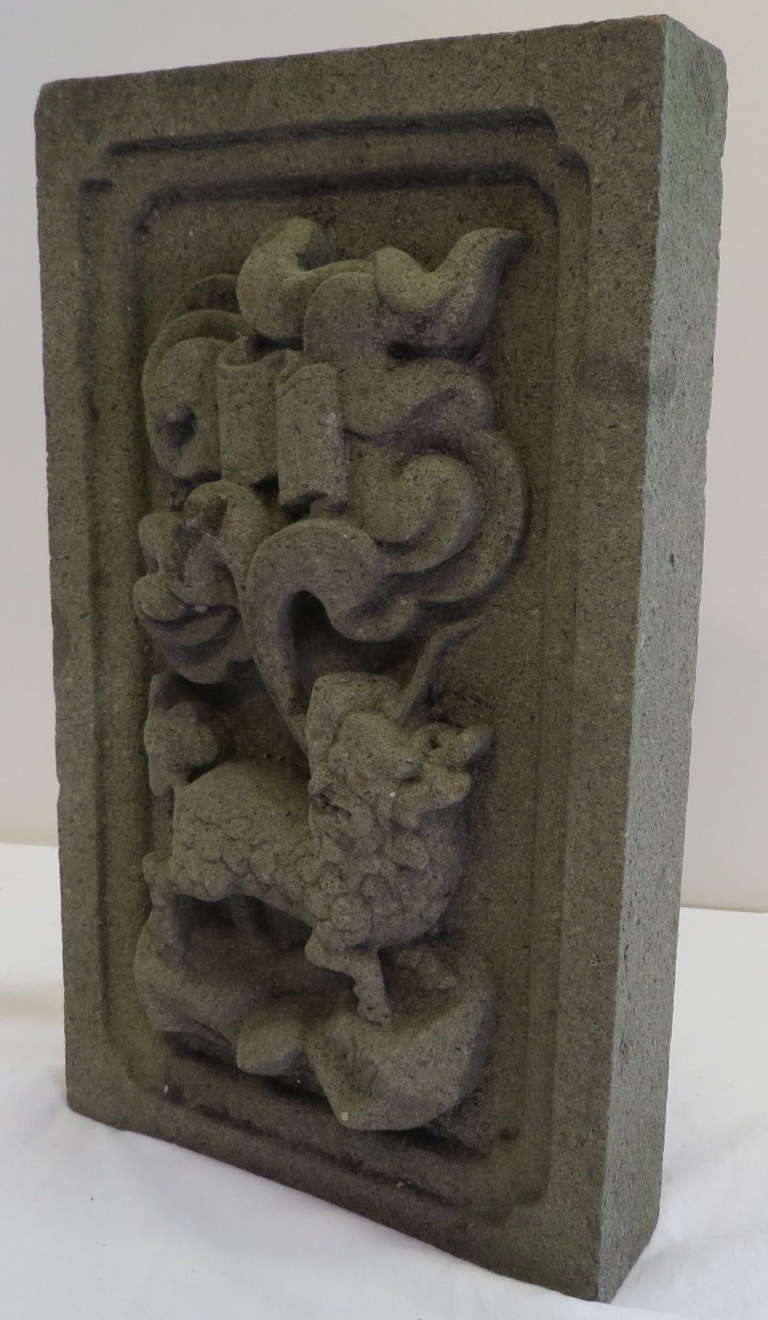 Giebelstein, China, Sandstein geschnitzt mit Fo-Hund, 40 x 23,5 x 8 cm. - Image 2 of 2