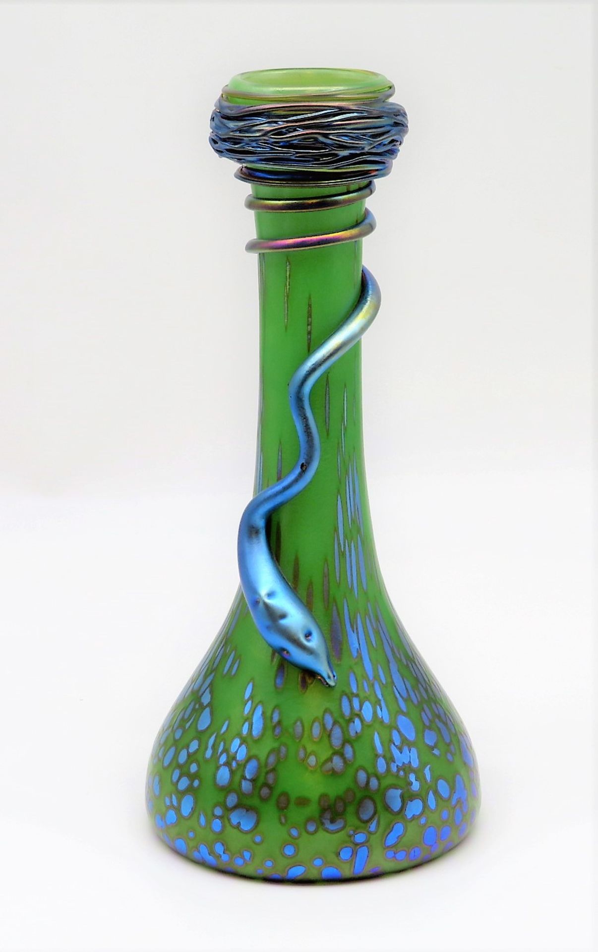 Jugendstil Vase, Österreich, wohl Loetz-Witwe Klostermühle, um 1900, Grünlich eingefärbtes Glas mit