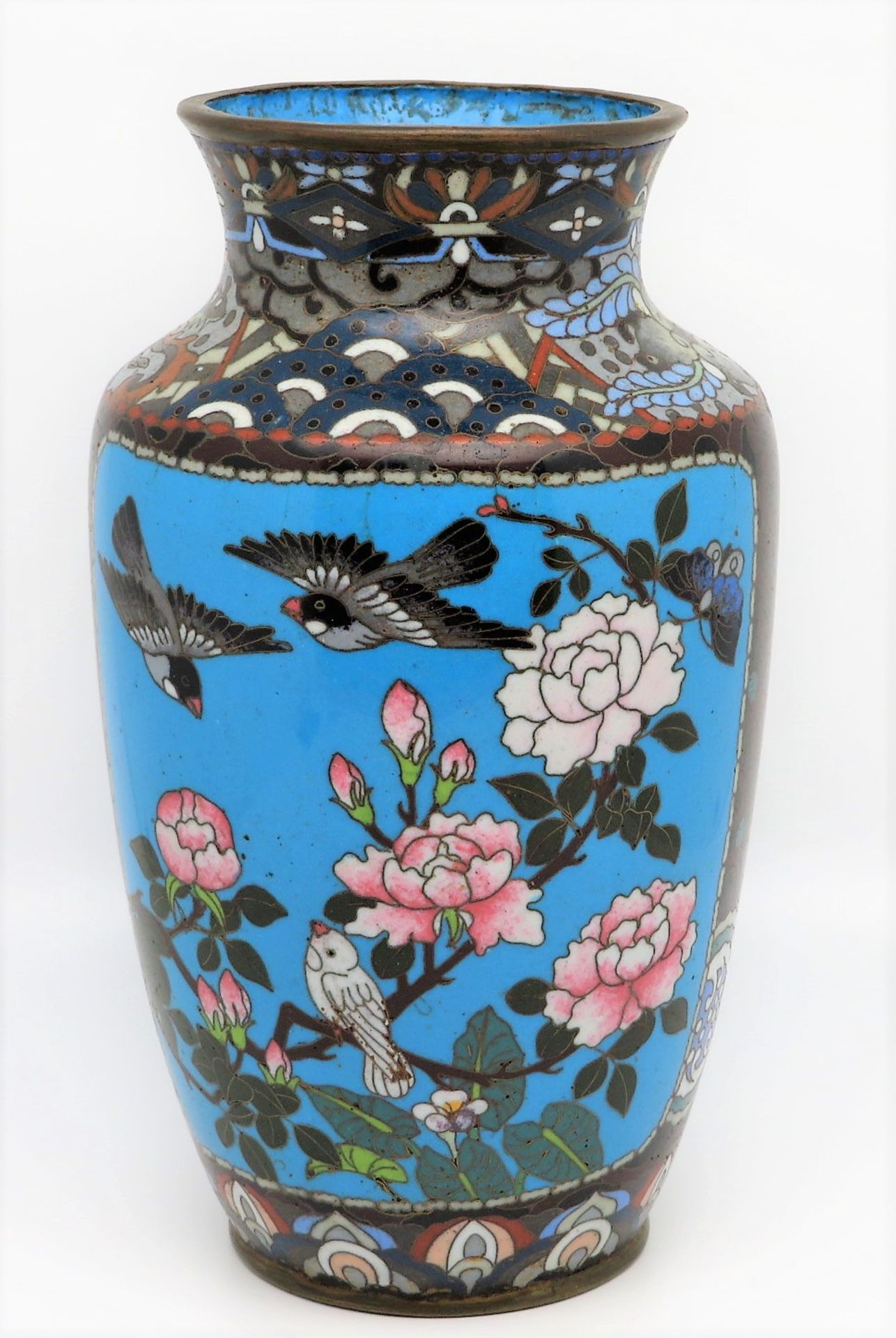Cloisonné Vase, Japan, Meiji Periode, 1868 - 1912, farbiger Zellenschmelz mit Dekor von Vögeln, ein - Bild 2 aus 3