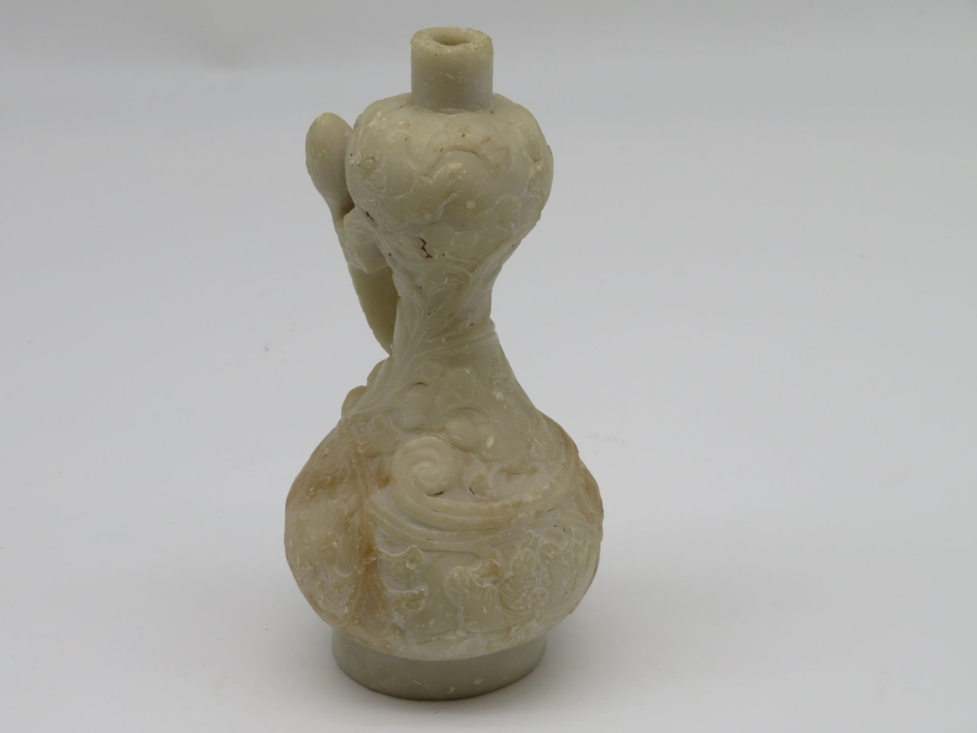 Vase, China, 19. Jahrhundert, Alabaster allseitig geschnitzt sowie mit plastischer Gekko-Darstellun - Bild 2 aus 3