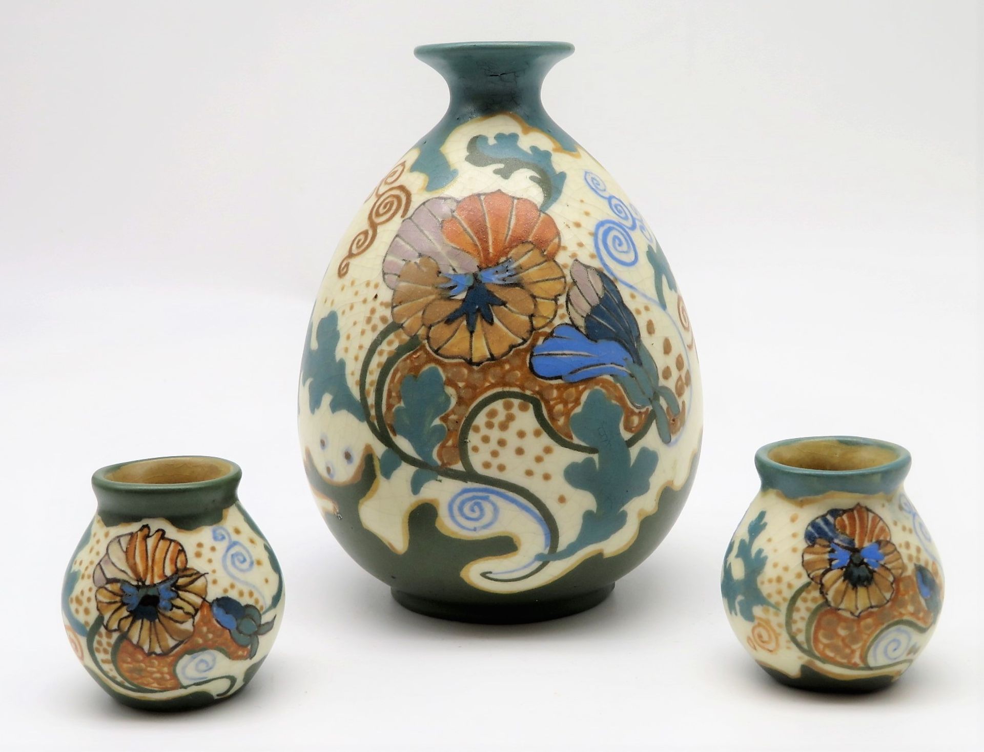 3 Vasen, Jugendstil, Niederlande, Arnhem, um 1900, Fayence mit vegetabiler, polychromer Bemalung, s
