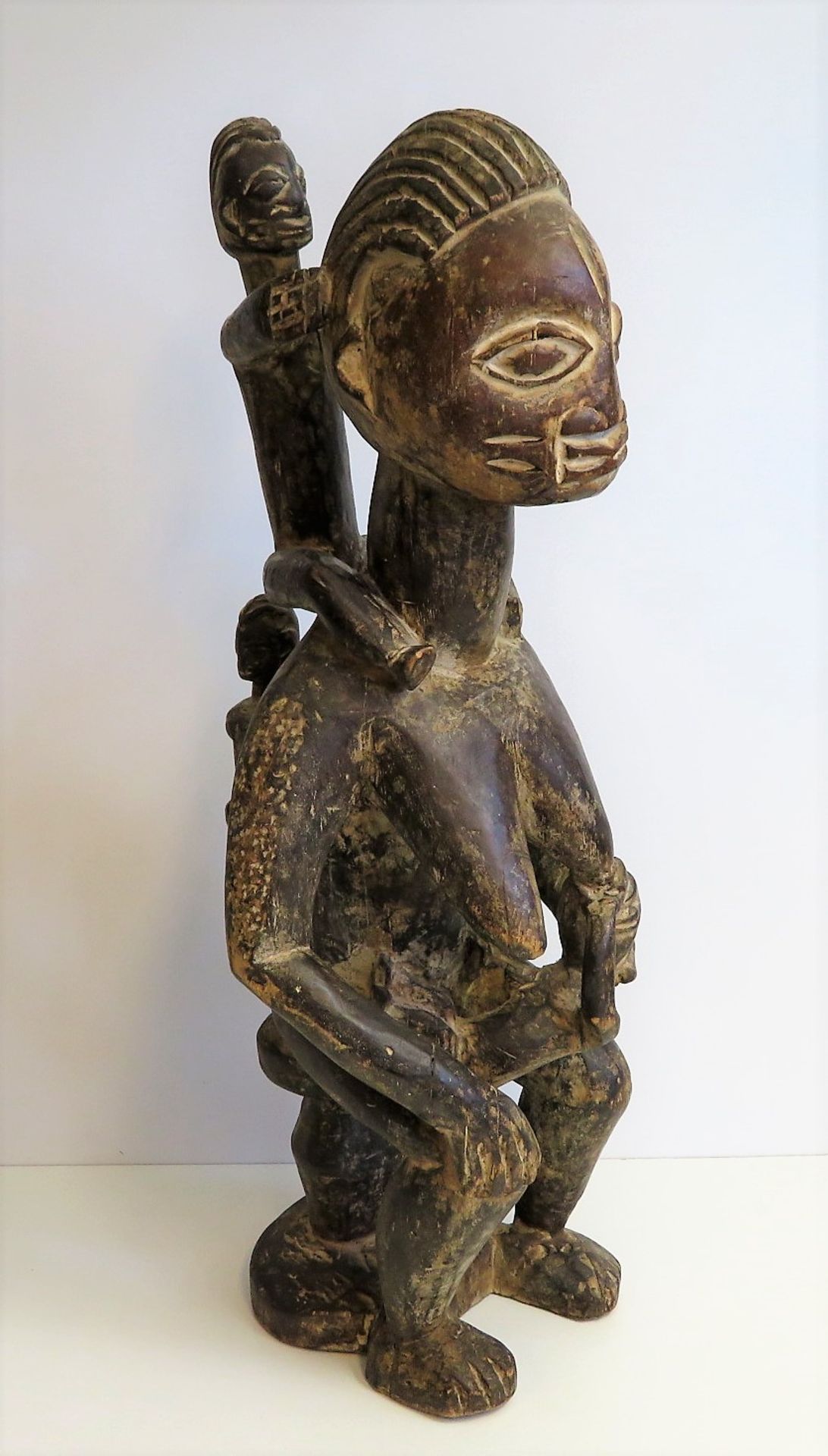 Fruchtbarkeitsfigur, Mutter mit drei Kindern, Afrika, Nigeria, Yoruba, Holz geschnitzt, h 70 cm, d 