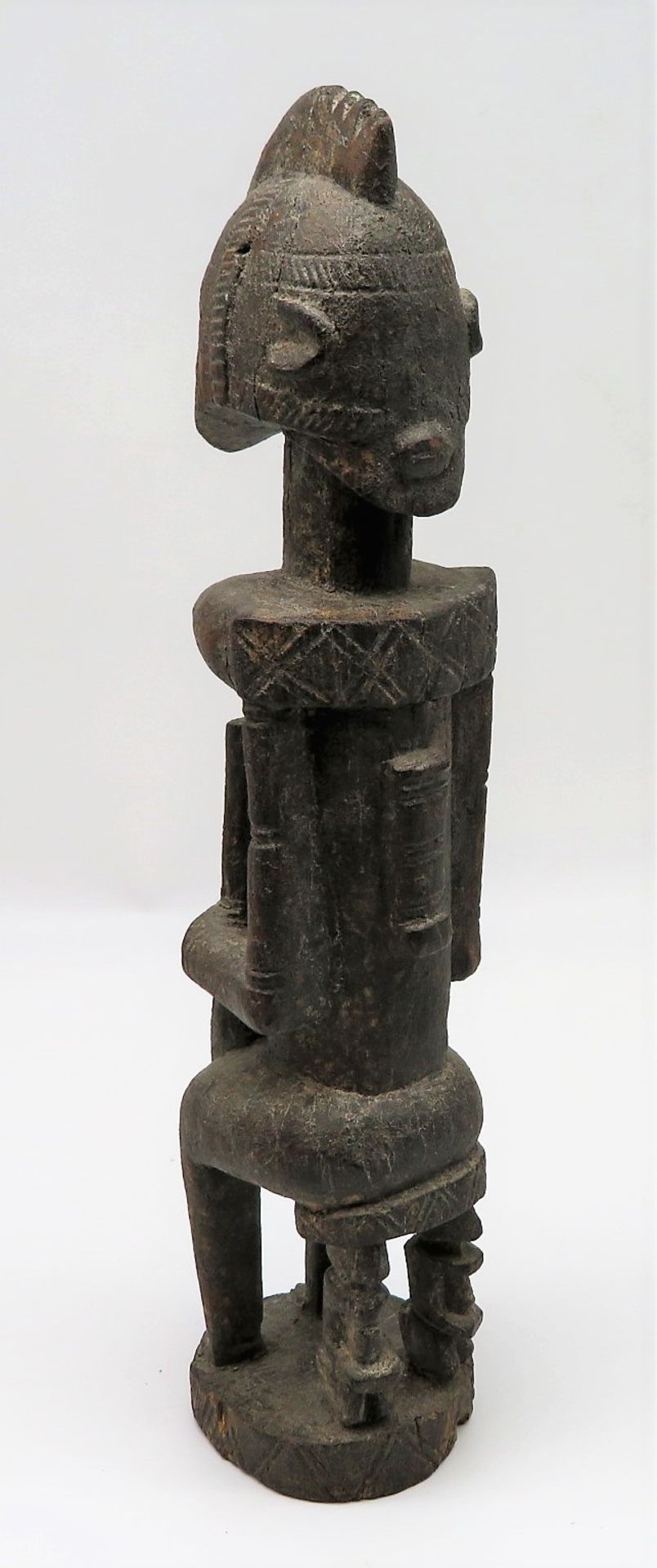 Fruchtbarkeitsfigur, Afrika, Mali, Dogon, Holz geschnitzt, Reste von Fassung, h 43 cm, d 9,5 cm. - Bild 2 aus 2