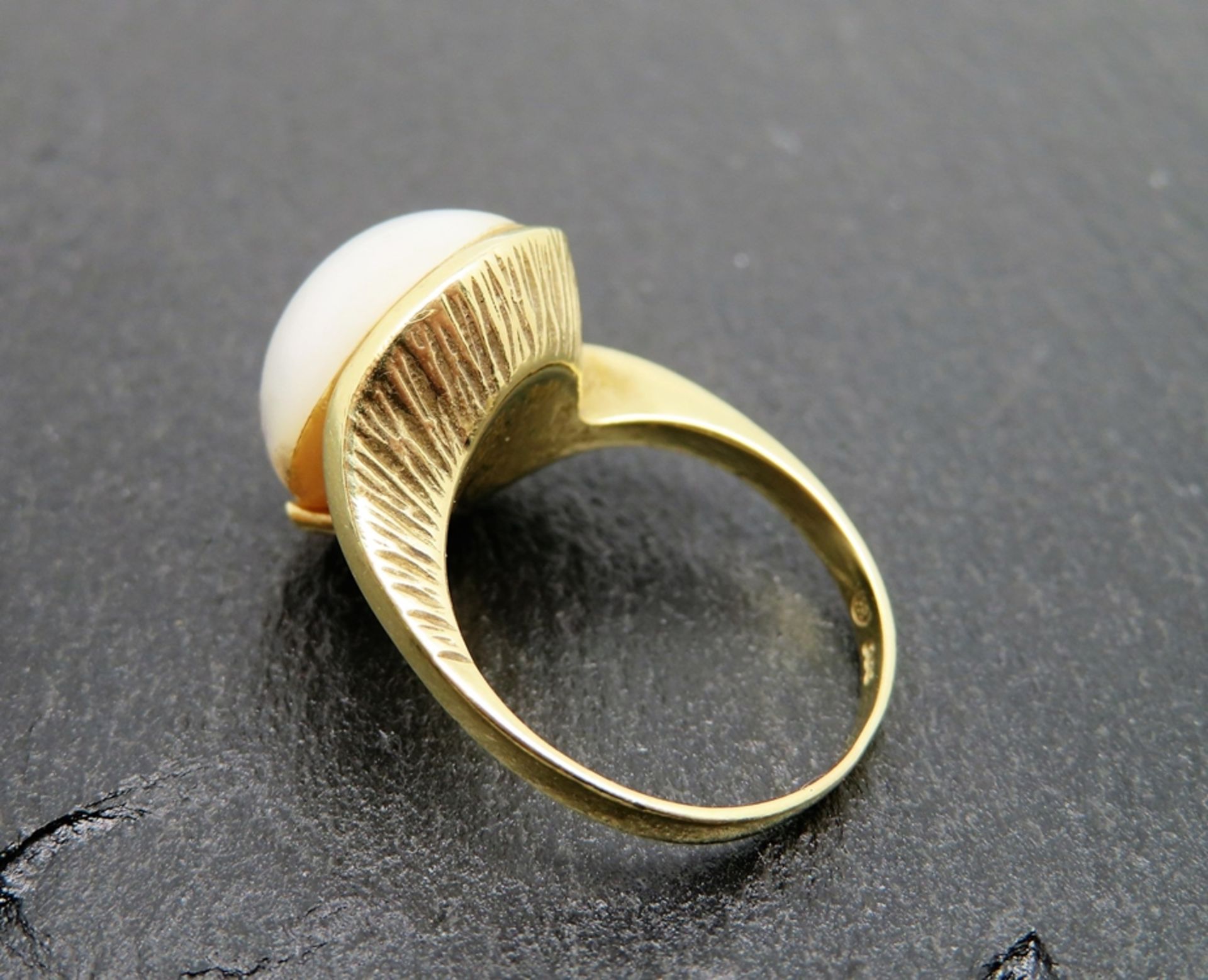 Zeitloser Cross-Over-Ring mit Mabéperle, Gelbgold 585/000, punziert, 8 g, Goldschmiedemonogr. "HR", - Bild 2 aus 2