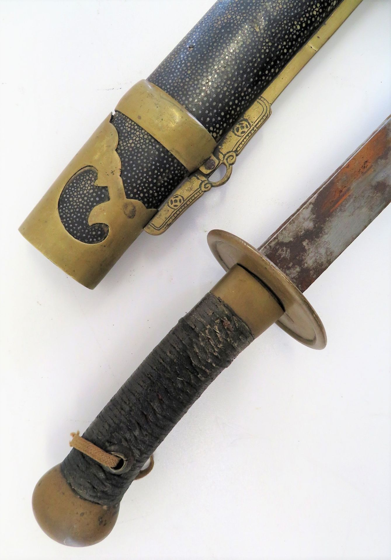 Antikes Schwert in Scheide, China, Eisen, Scheide Rochenhaut und Messing, l 78 cm, d 6 cm. - Bild 2 aus 2