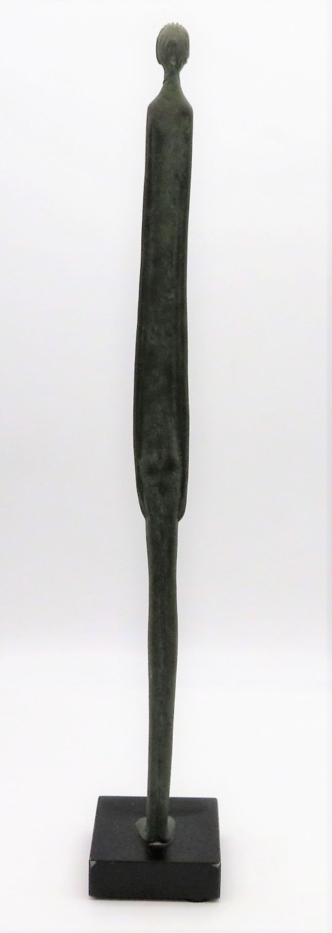 Nach Giacometti, Stehender Jüngling, Bronze patiniert, quadratischer Marmorsockel, h 58 cm, d 4 cm. - Bild 2 aus 2