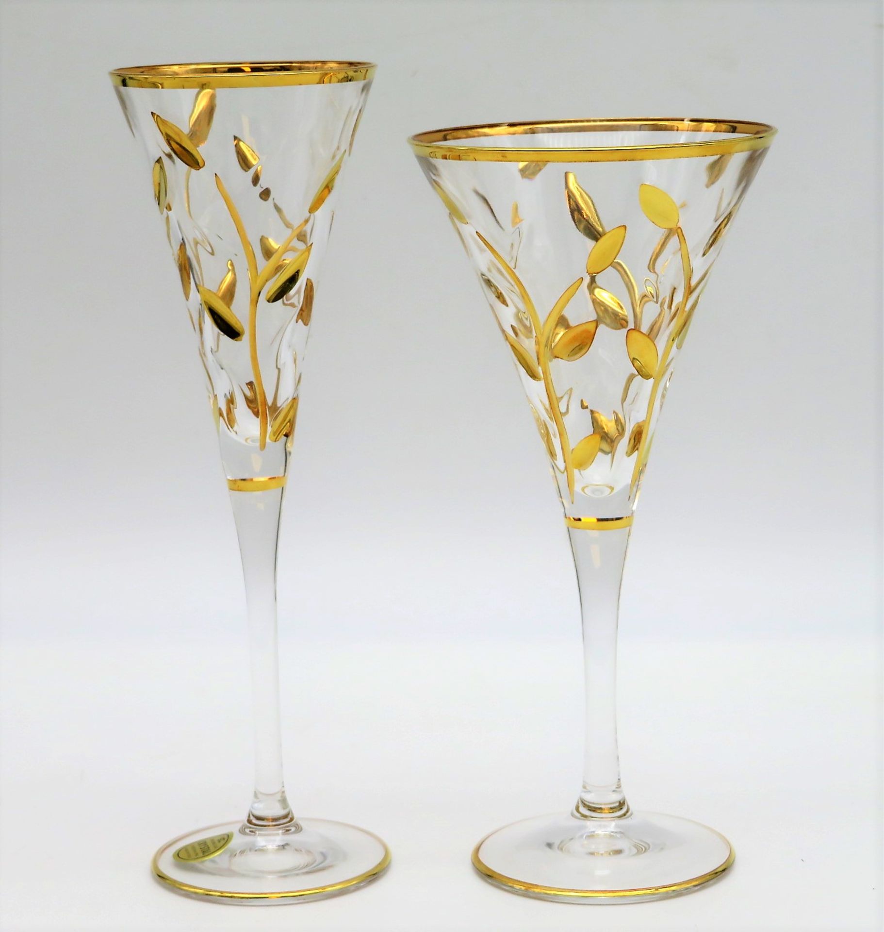 4 Sektgläser und 4 Sektkelche, Italien, farbloses Kristallglas mit reliefiertem Dekor von Blattwerk