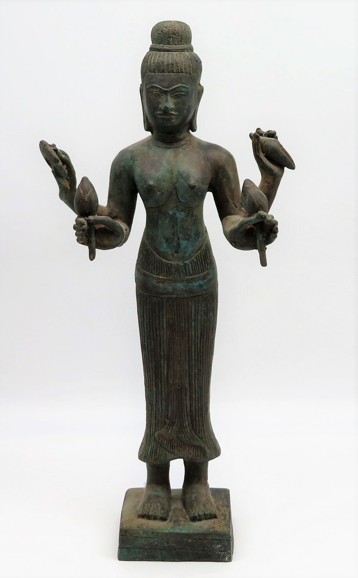 Stehende, vierarmige Khmer Gottheit, Bayon-Stil, u.a. Lotusblüten und Muscheln haltend, Bronze mit 
