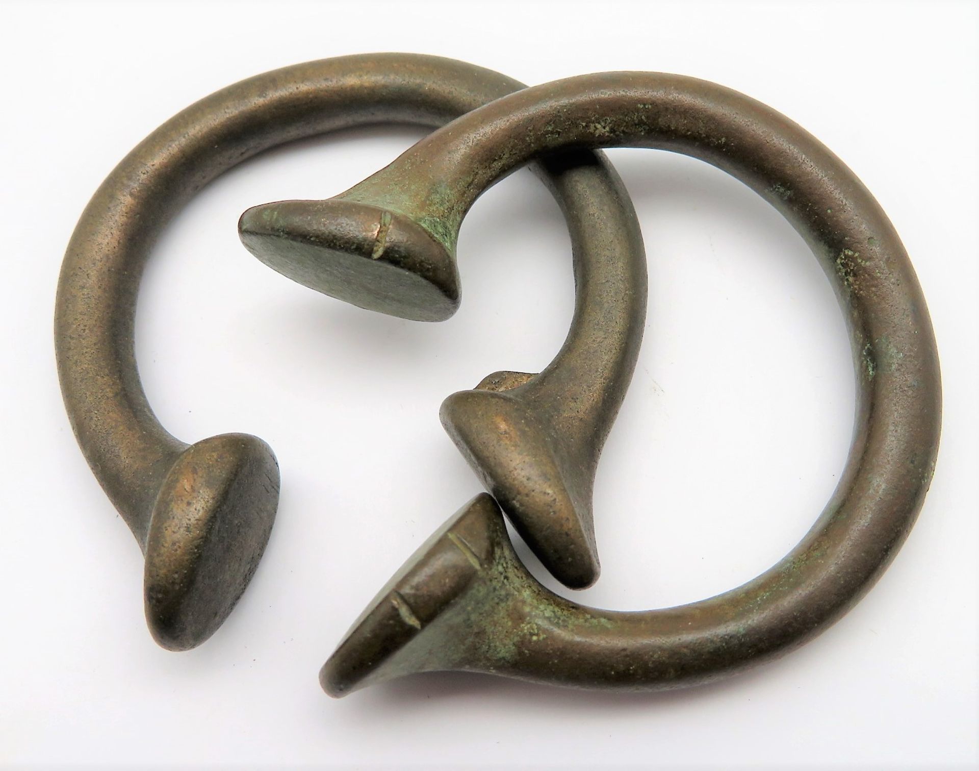 6 diverse, antike Manillen (Sing. Manilla/Manille), Westafrika, Kupfer und Bronze, ca. d 9/9,5 cm. - Bild 3 aus 3