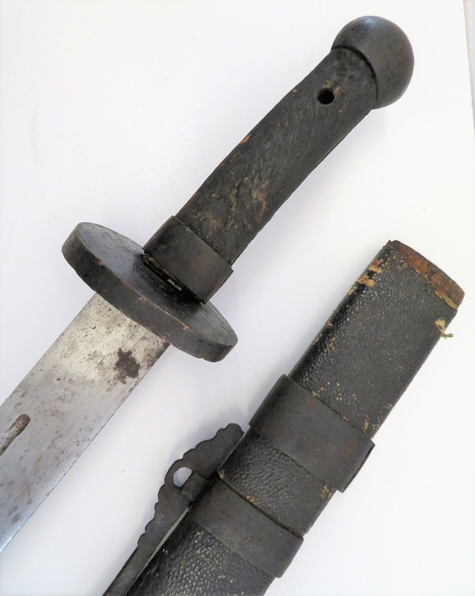 Antikes Schwert in Scheide, China, Eisen, l 99 cm, b 8,5 cm. - Bild 2 aus 2