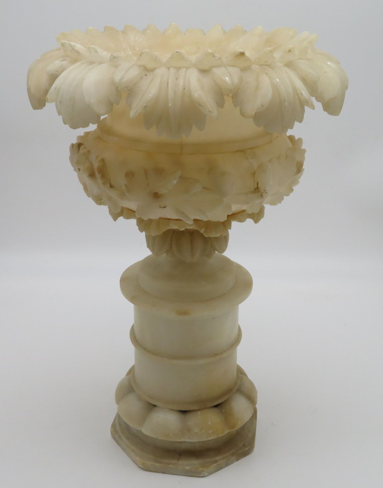 Vase, um 1900,  Alabaster, h 40 cm, d 28 cm. - Bild 2 aus 2