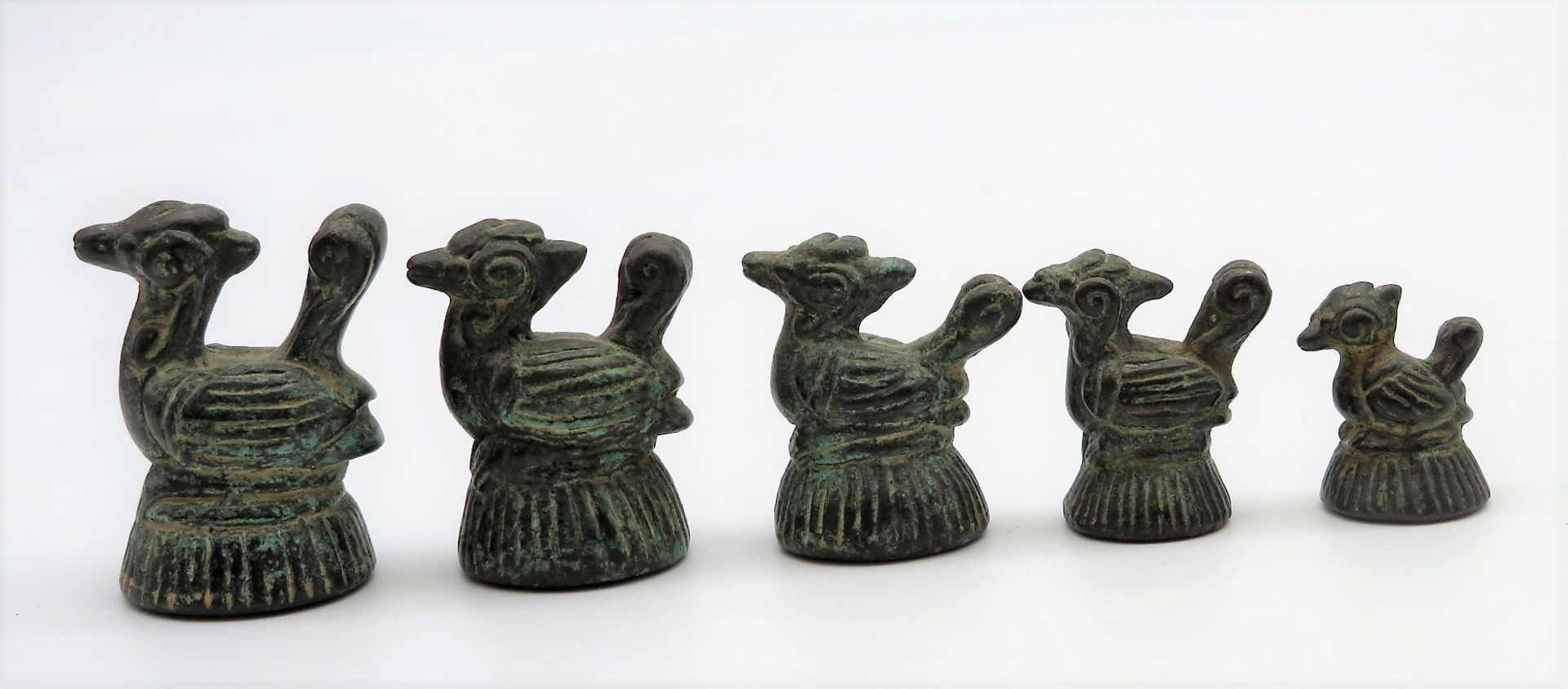 5 antike Opiumgewichte in Gestalt von Hähnen, Burma, Bronze, höchste Höhe 4,5 cm.