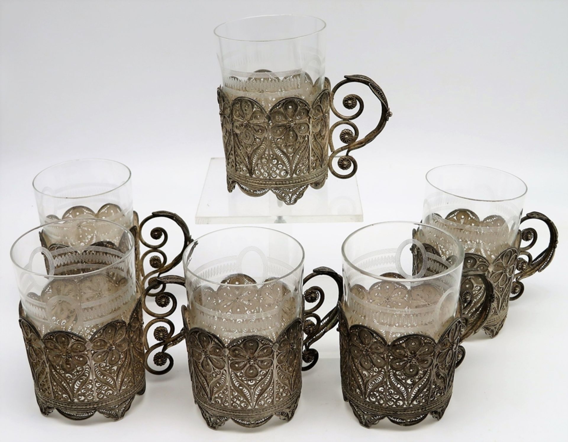 6 filigrane Teeglashalter, wohl Portugal, um 1900, Filigransilber, (ohne Glas) zus.ca. 666 g, farbl - Bild 2 aus 2