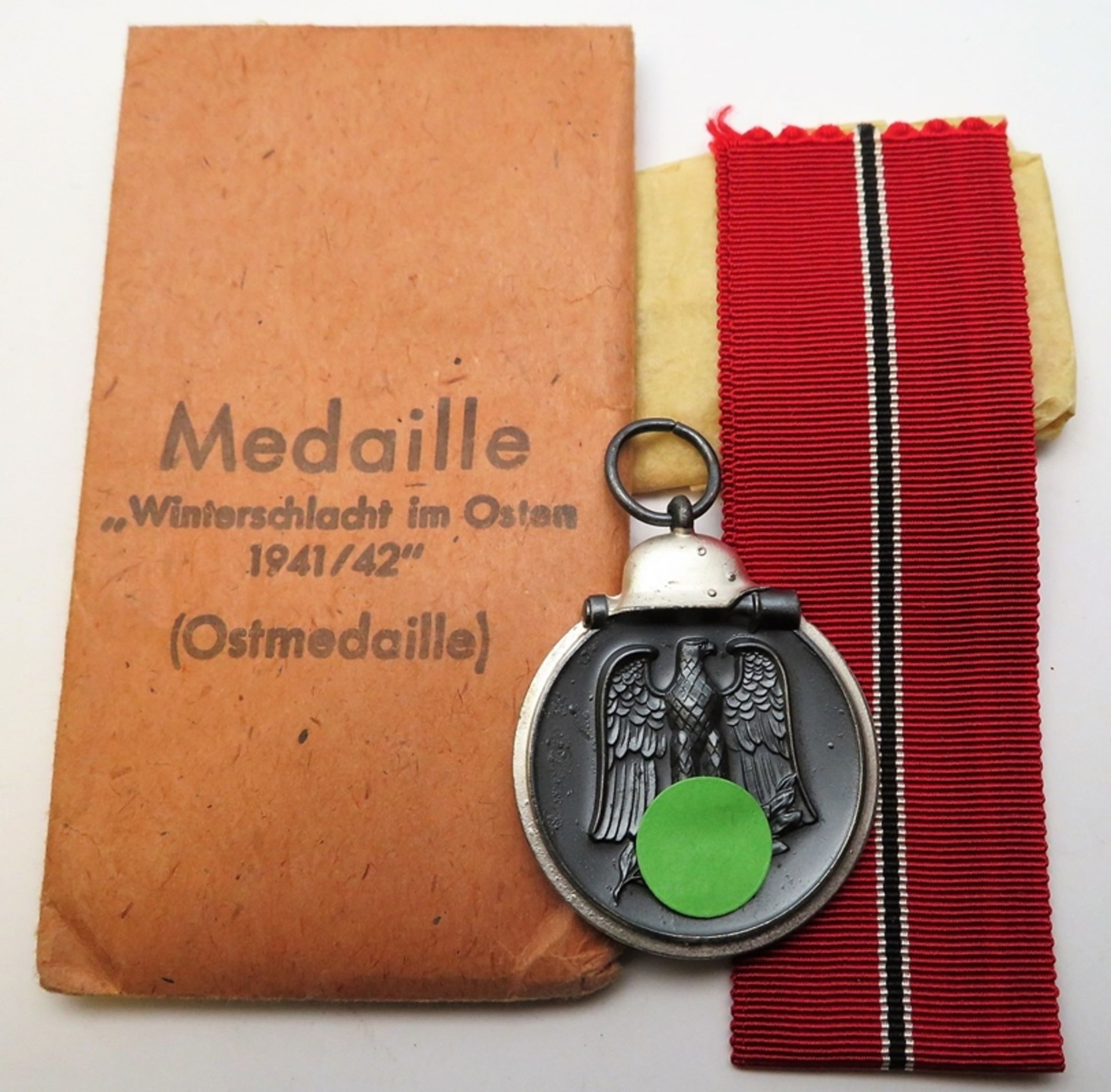 Medaille (Ostmedaille) an Band in Tüte, "Winterschlacht im Osten 1941/42", 2. Weltkrieg, Ordensband