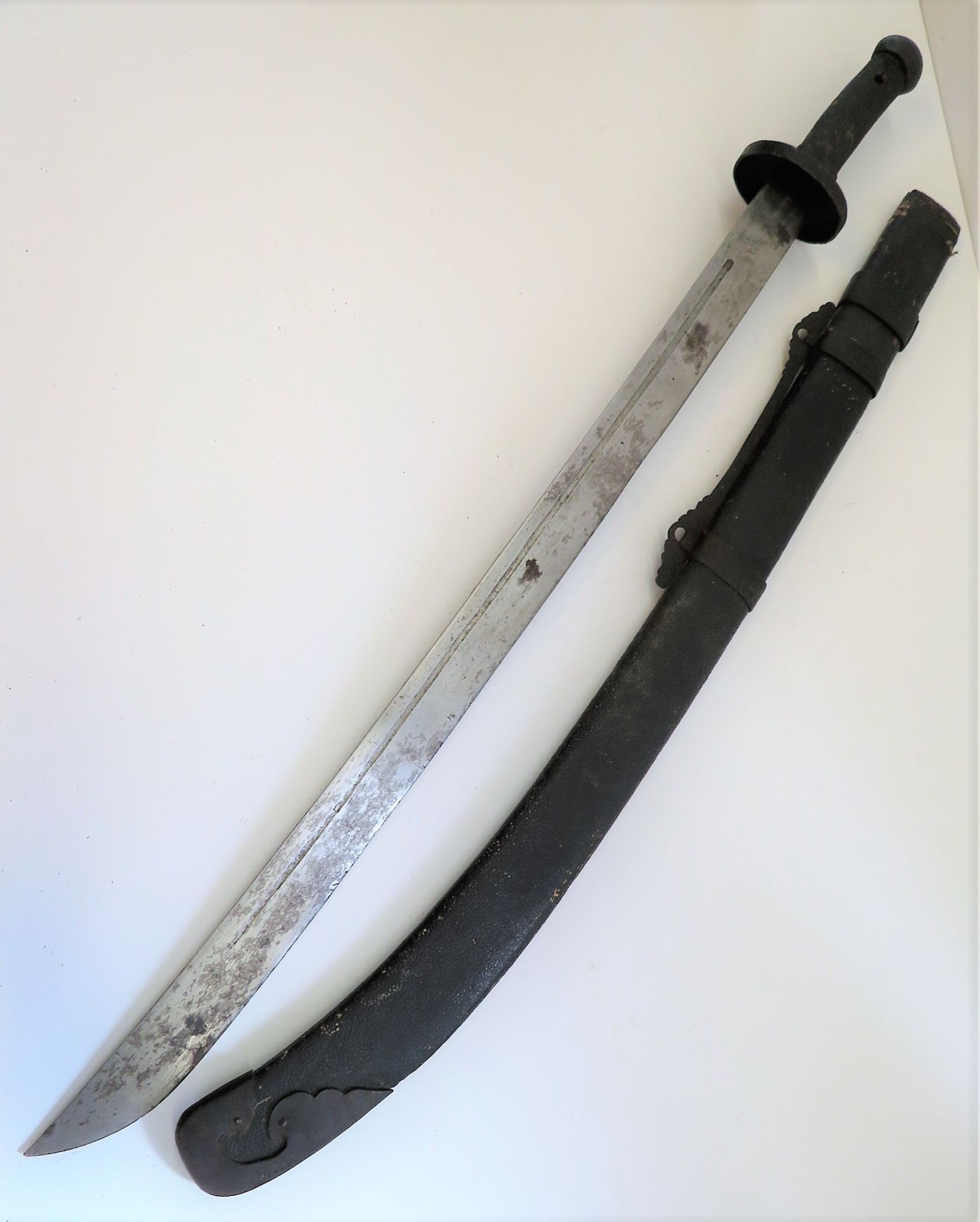 Antikes Schwert in Scheide, China, Eisen, l 99 cm, b 8,5 cm.