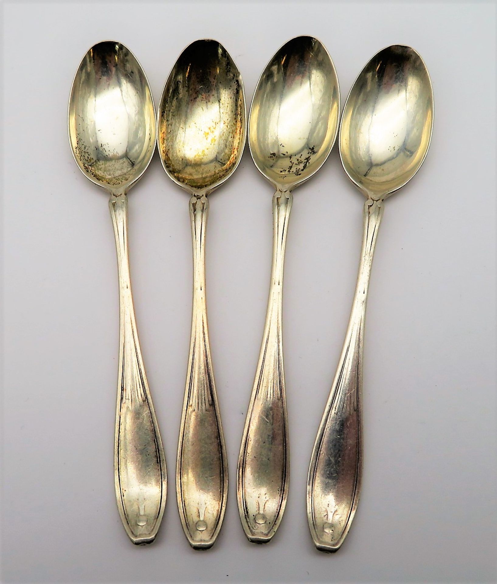 4 Teelöffel, Jugendstil, um 1900, Silber 835/000, punziert, 54 g, l 11,5 cm.