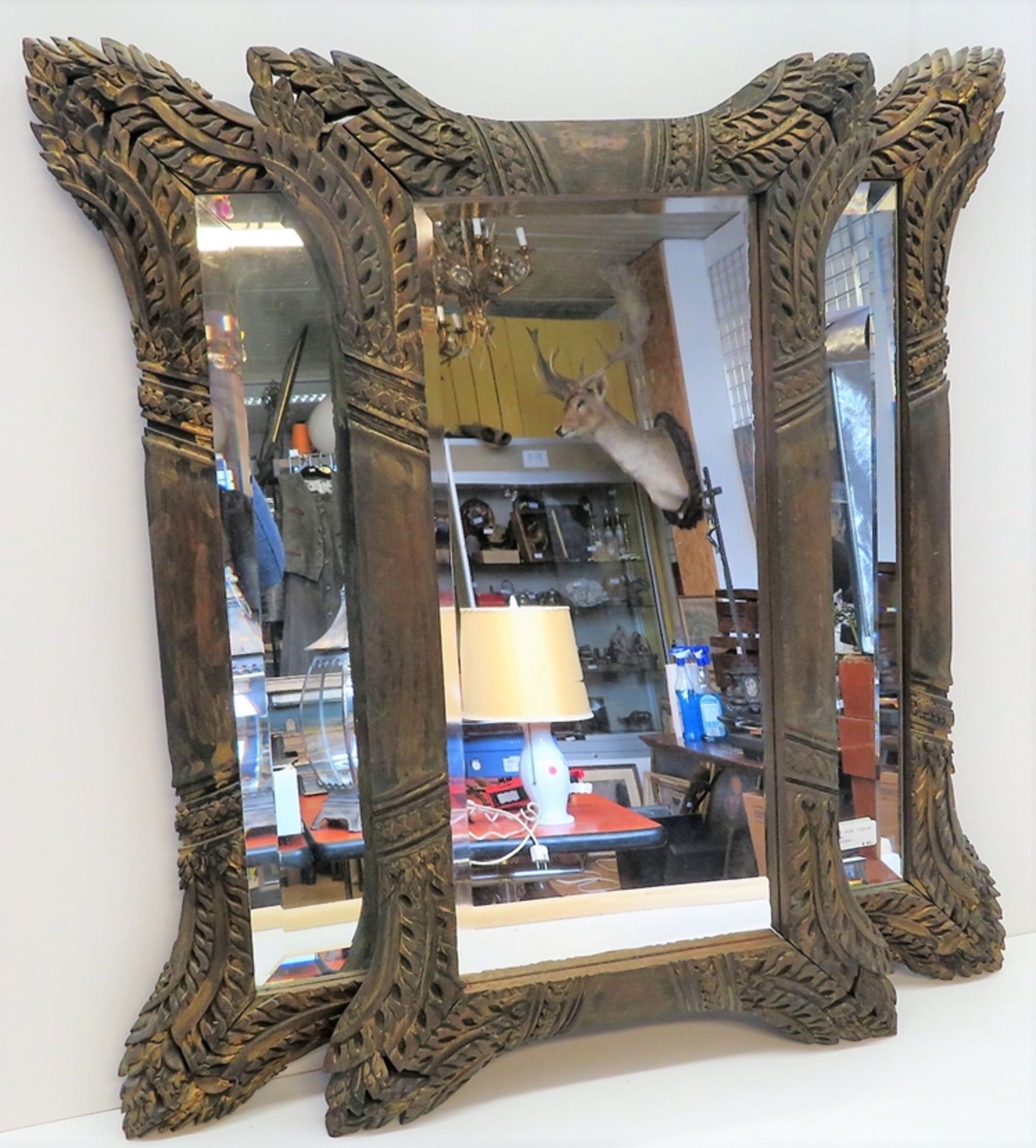 2 Spiegel, wohl Indonesien, Holz fein geschnitzt, Reste von Vergoldung, 77 x 46/78 x 74 cm. - Bild 3 aus 3
