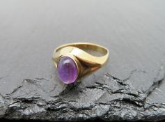 Vintage Damenring mit Amethyst-Cabochon, Gelbgold 333/000, punziert, 1,5 g, Ringgr. 52.