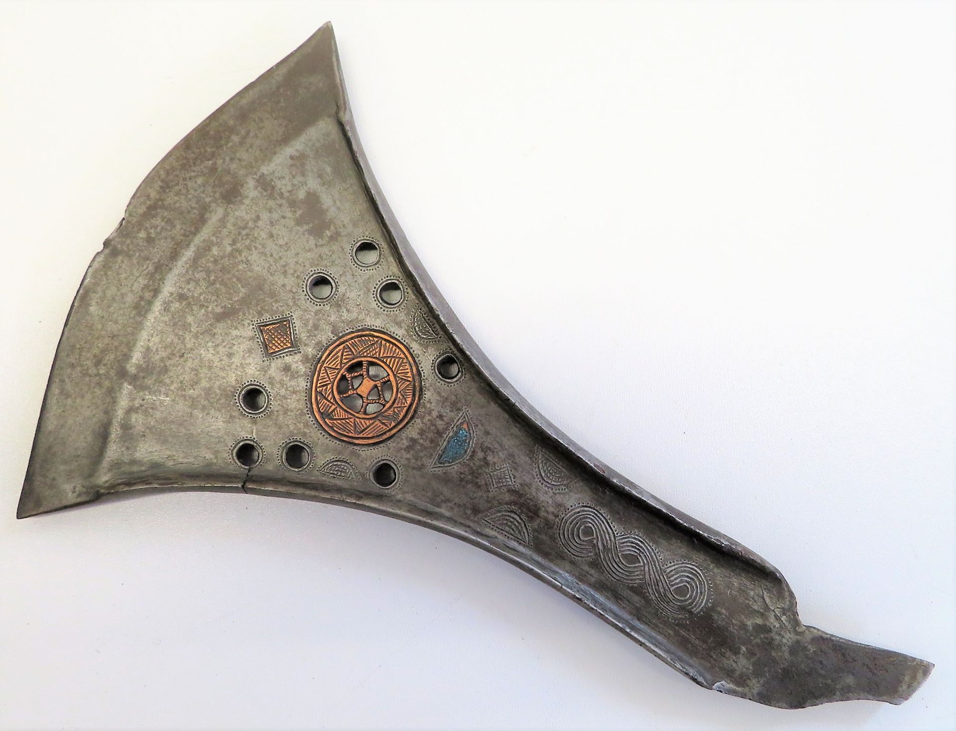 Antike Axt, Orient, Kupfer und Eisen mit reicher Verzierung, l 25 cm, b 16 cm. - Bild 2 aus 2
