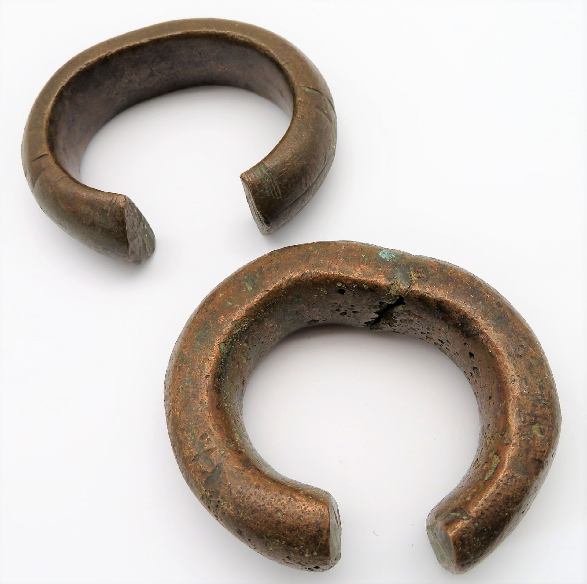6 diverse, antike Manillen (Sing. Manilla/Manille), Westafrika, Kupfer und Bronze, ca. d 9/9,5 cm.