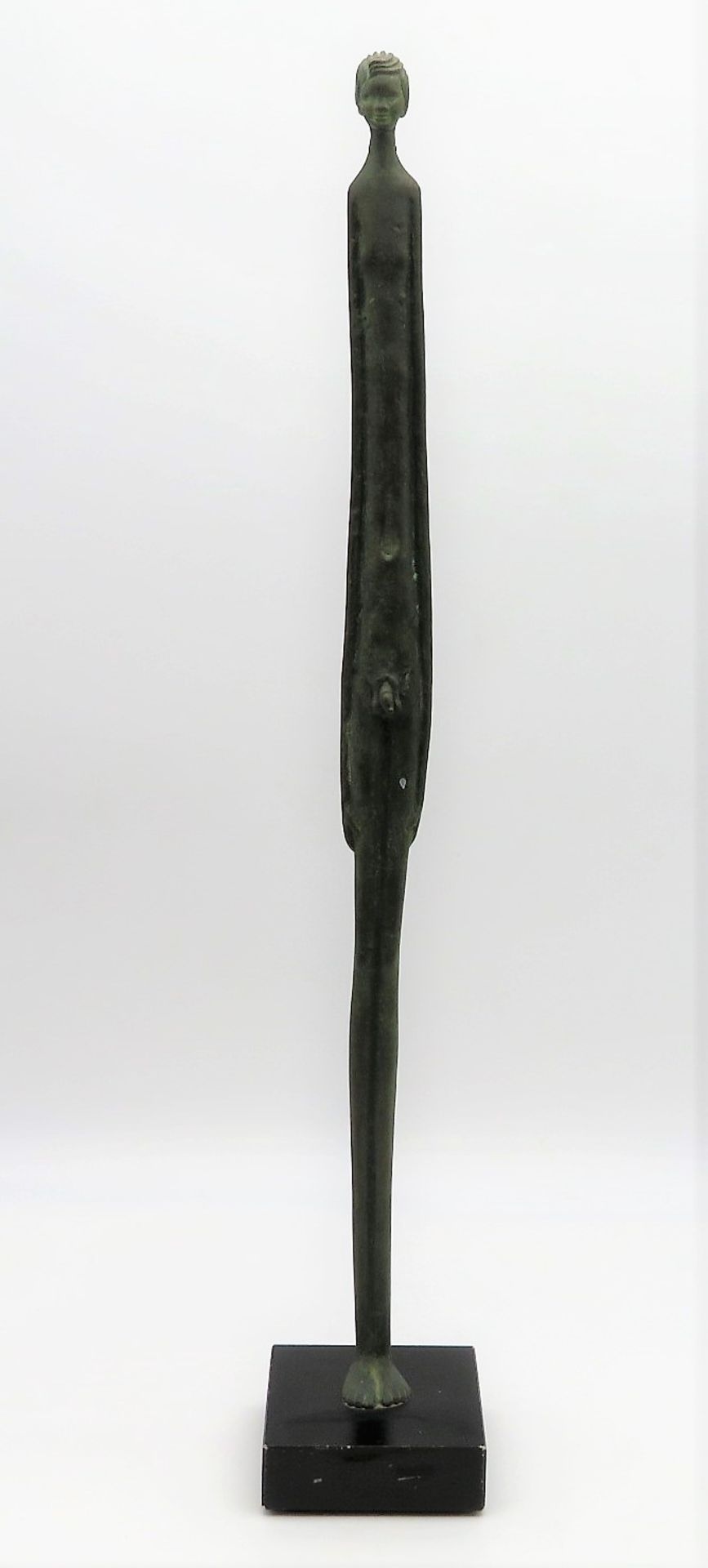 Nach Giacometti, Stehender Jüngling, Bronze patiniert, quadratischer Marmorsockel, h 58 cm, d 4 cm.