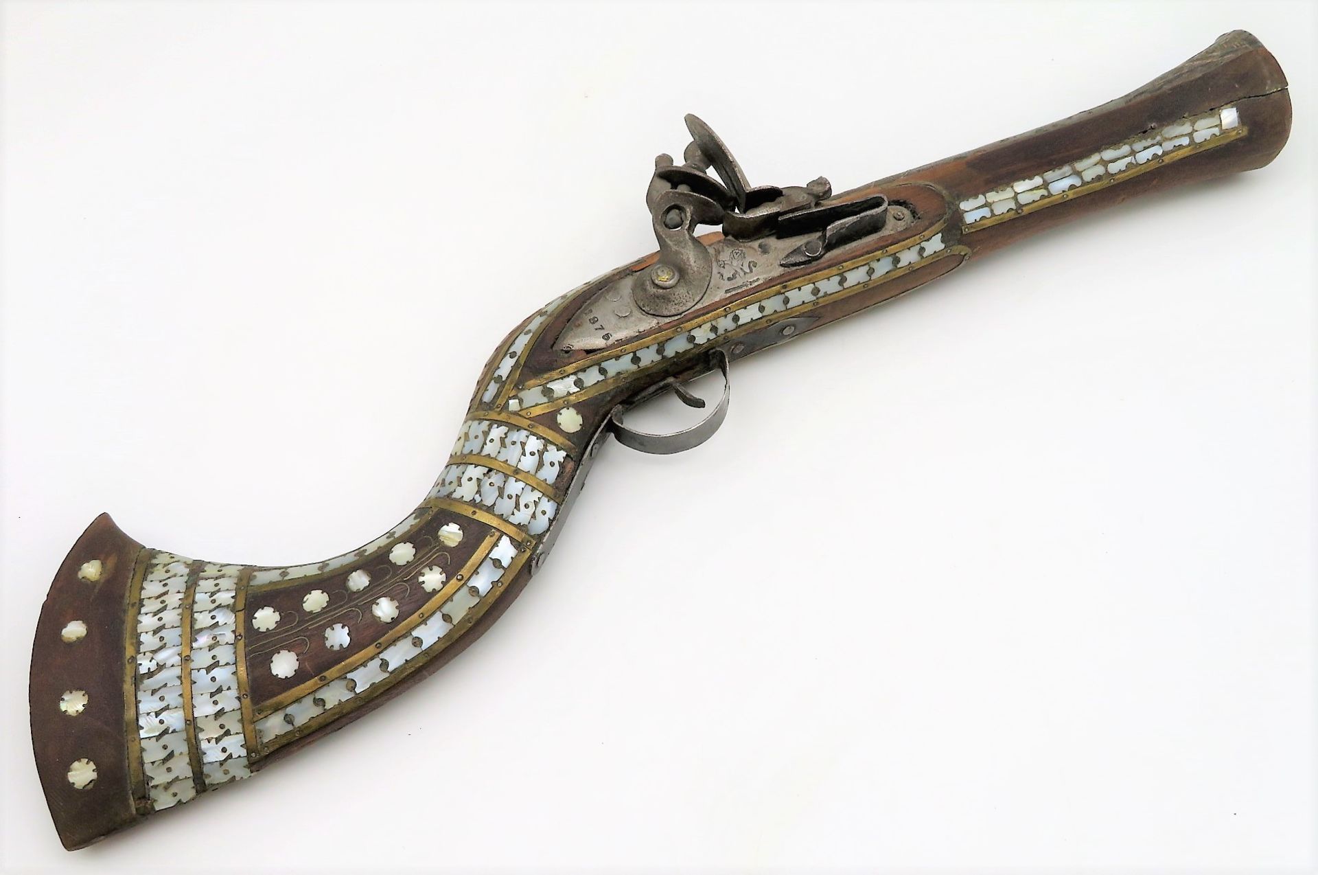 Steinschlossgewehr, Orient, dat. 1875, gem. mit Löwe, Perlmuttverzierungen, l 51 cm.