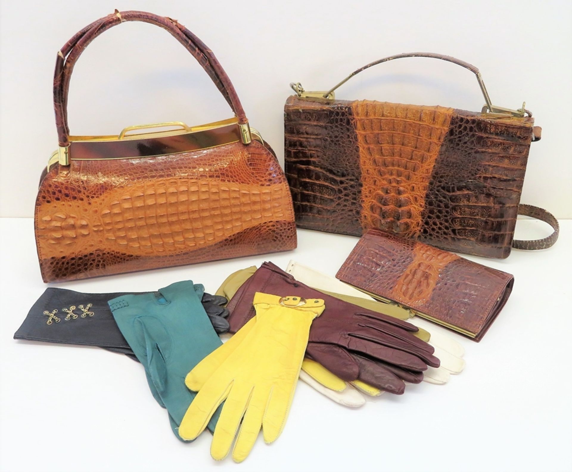 2 Vintage Handtaschen, Geldbörse und 6 diverse Paar Lederhandschuhe, 1950/60er Jahre, Taschen und G
