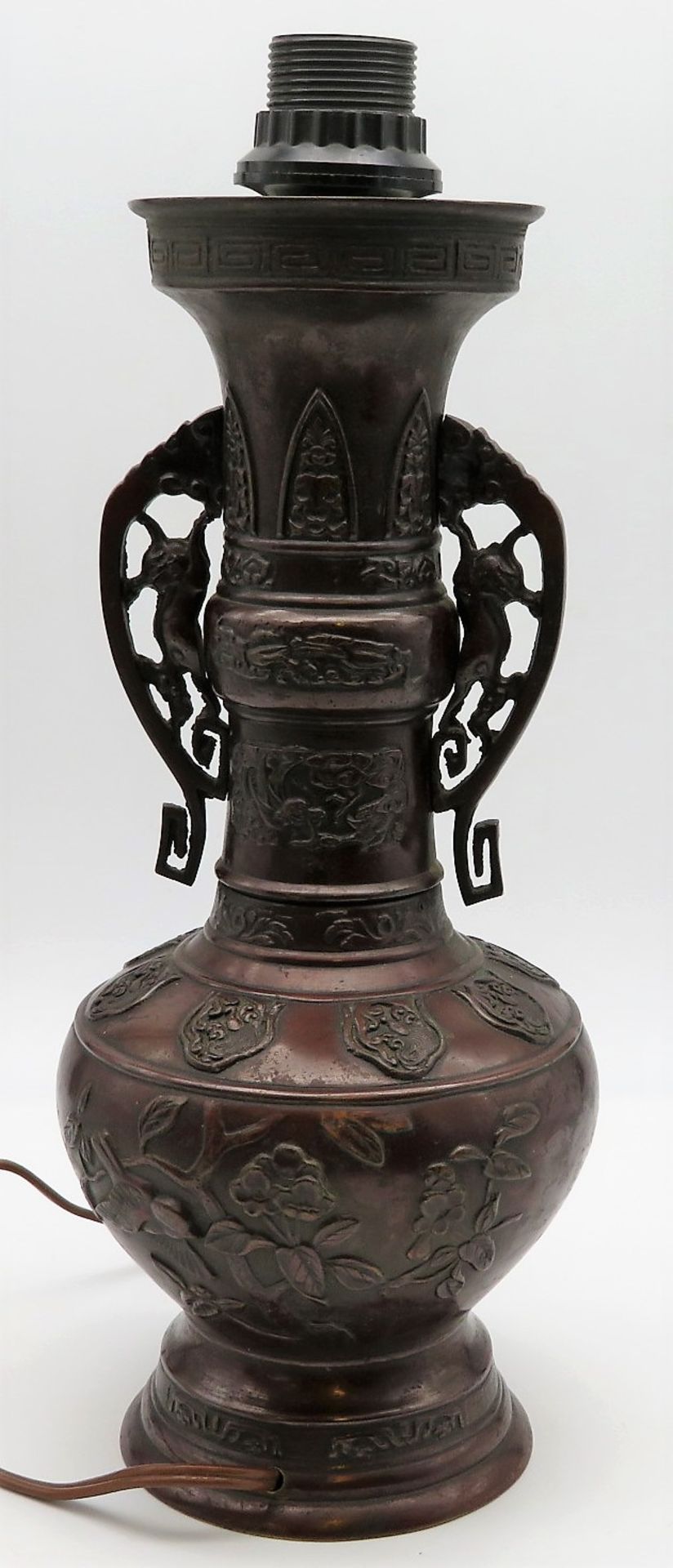 Vase mit 2 seitlichen Handhaben, Japan, Meiji Periode, 1868 - 1912, Bronze mit reichem Reliefdekor, - Bild 2 aus 2