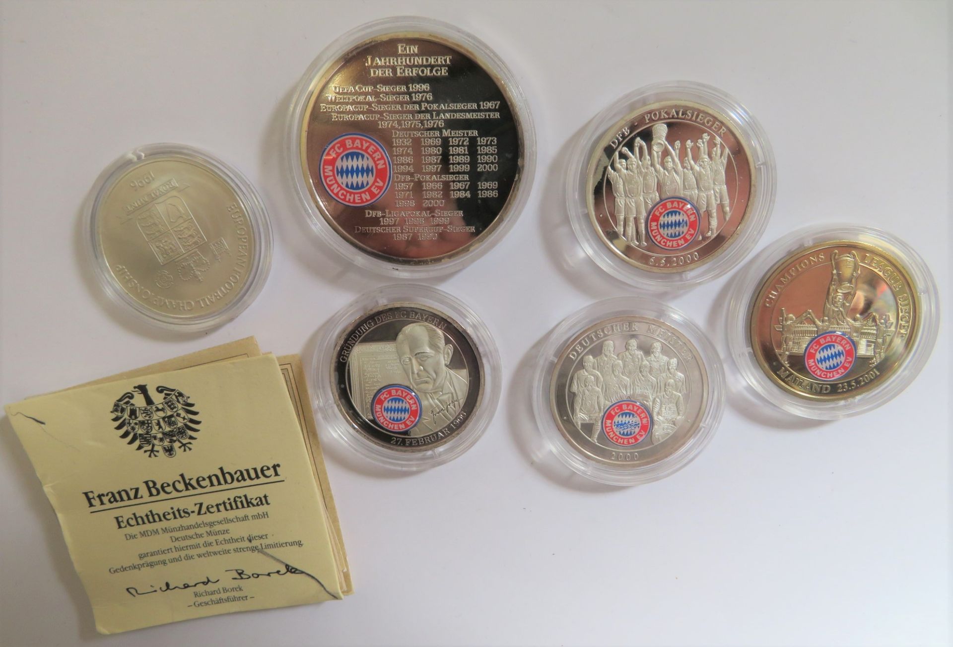 Satz aus 5 Medaillen, Bayern München, Kupfer versilbert, PP, 4 x d 3 cm, 1 x d 4 cm, hierbei Medail
