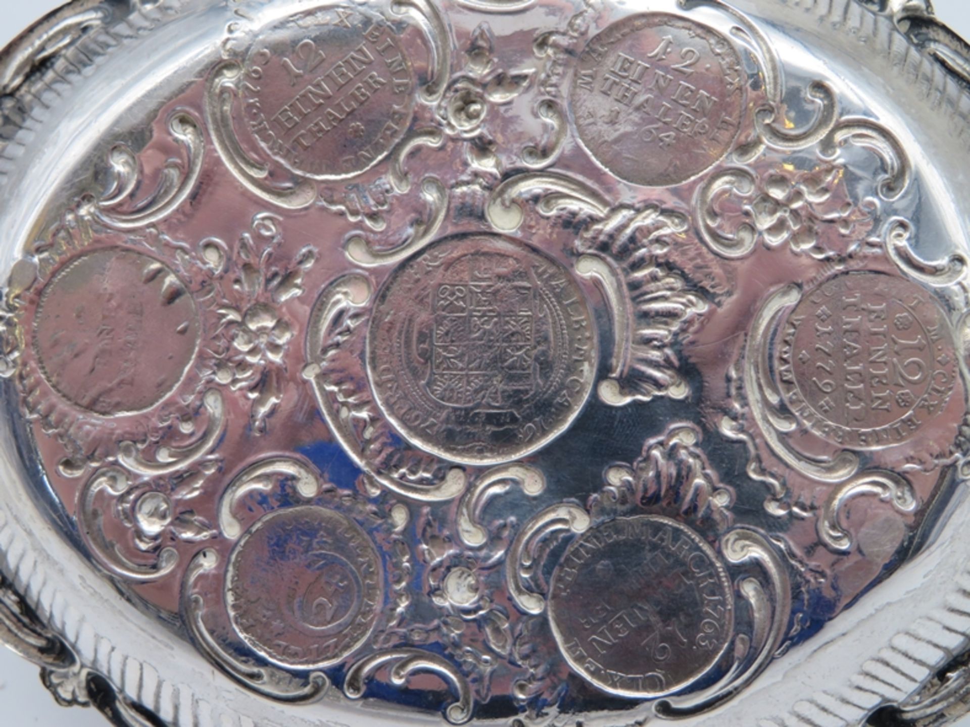 Schale mit 2 seitlichen Handhaben, Spiegel mit 7 antiken Münzen, Silber 800/000, 143 g, ein Griff m - Bild 4 aus 5