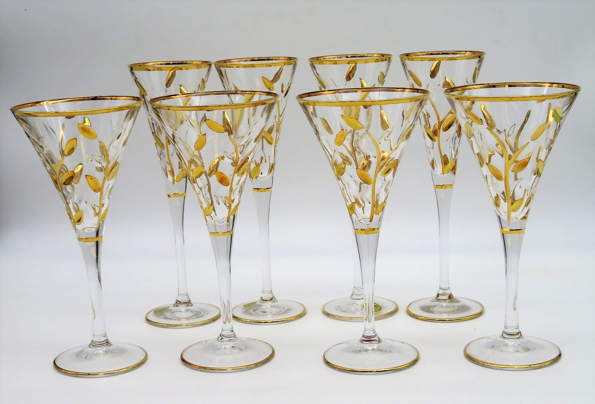 4 Sektgläser und 4 Sektkelche, Italien, farbloses Kristallglas mit reliefiertem Dekor von Blattwerk - Bild 2 aus 2