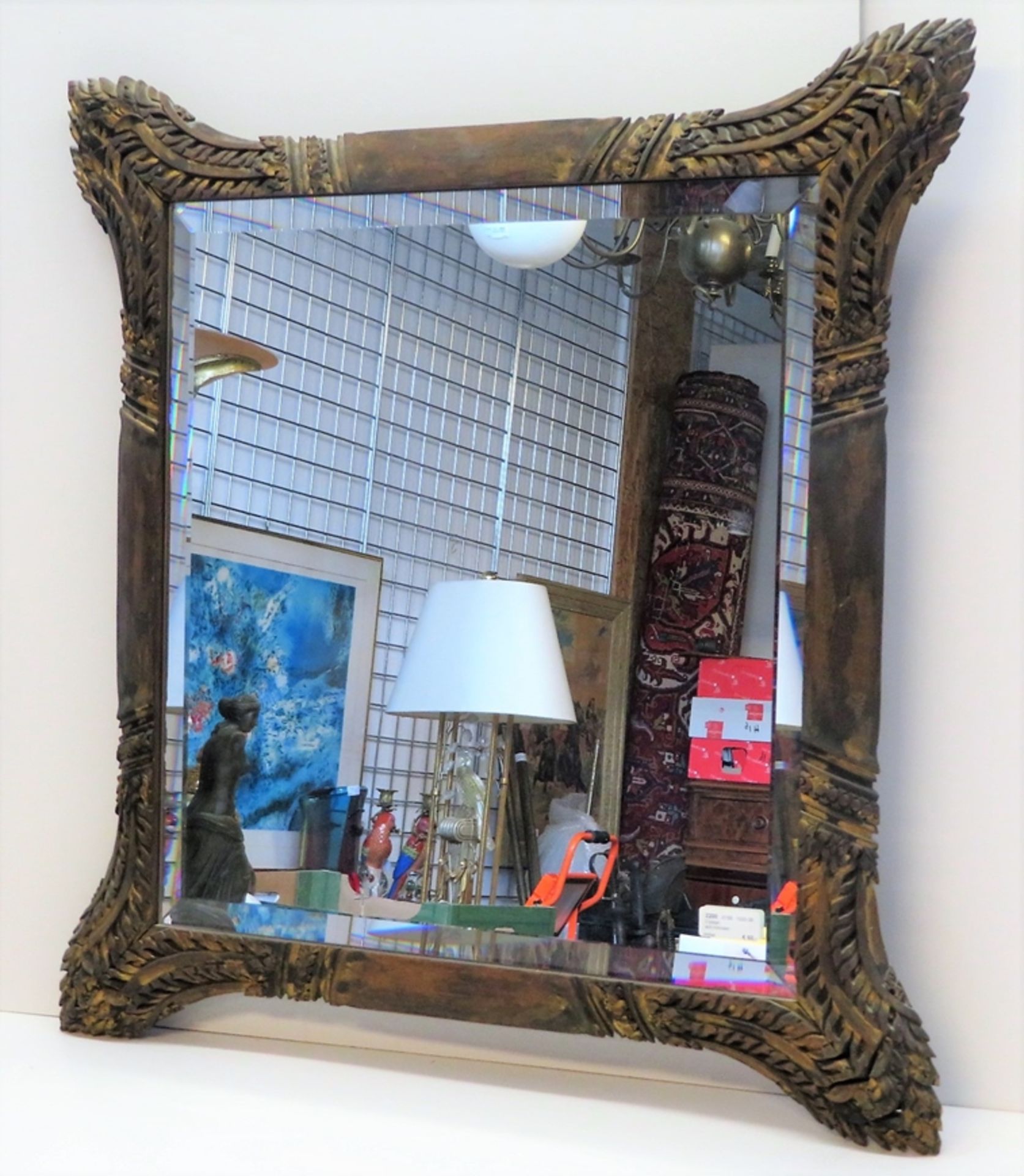 2 Spiegel, wohl Indonesien, Holz fein geschnitzt, Reste von Vergoldung, 77 x 46/78 x 74 cm.