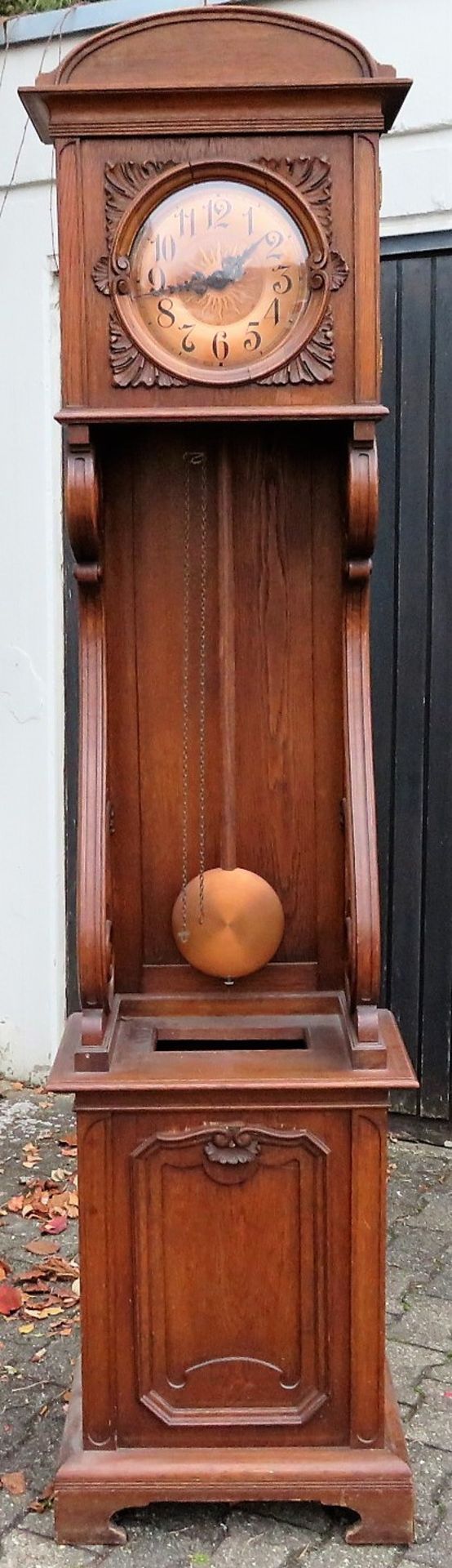 Standuhr, um 1900, Gehäuse Eiche geschnitzt, Schlag auf Tonfeder, 2-gewichtig, 225 x 54 x 36 cm.