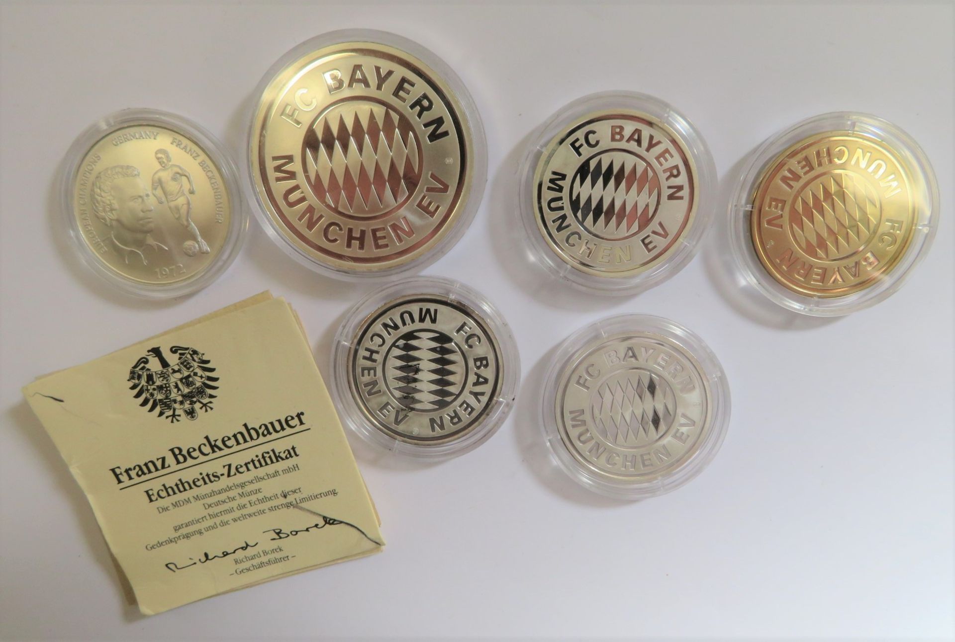 Satz aus 5 Medaillen, Bayern München, Kupfer versilbert, PP, 4 x d 3 cm, 1 x d 4 cm, hierbei Medail - Bild 2 aus 2