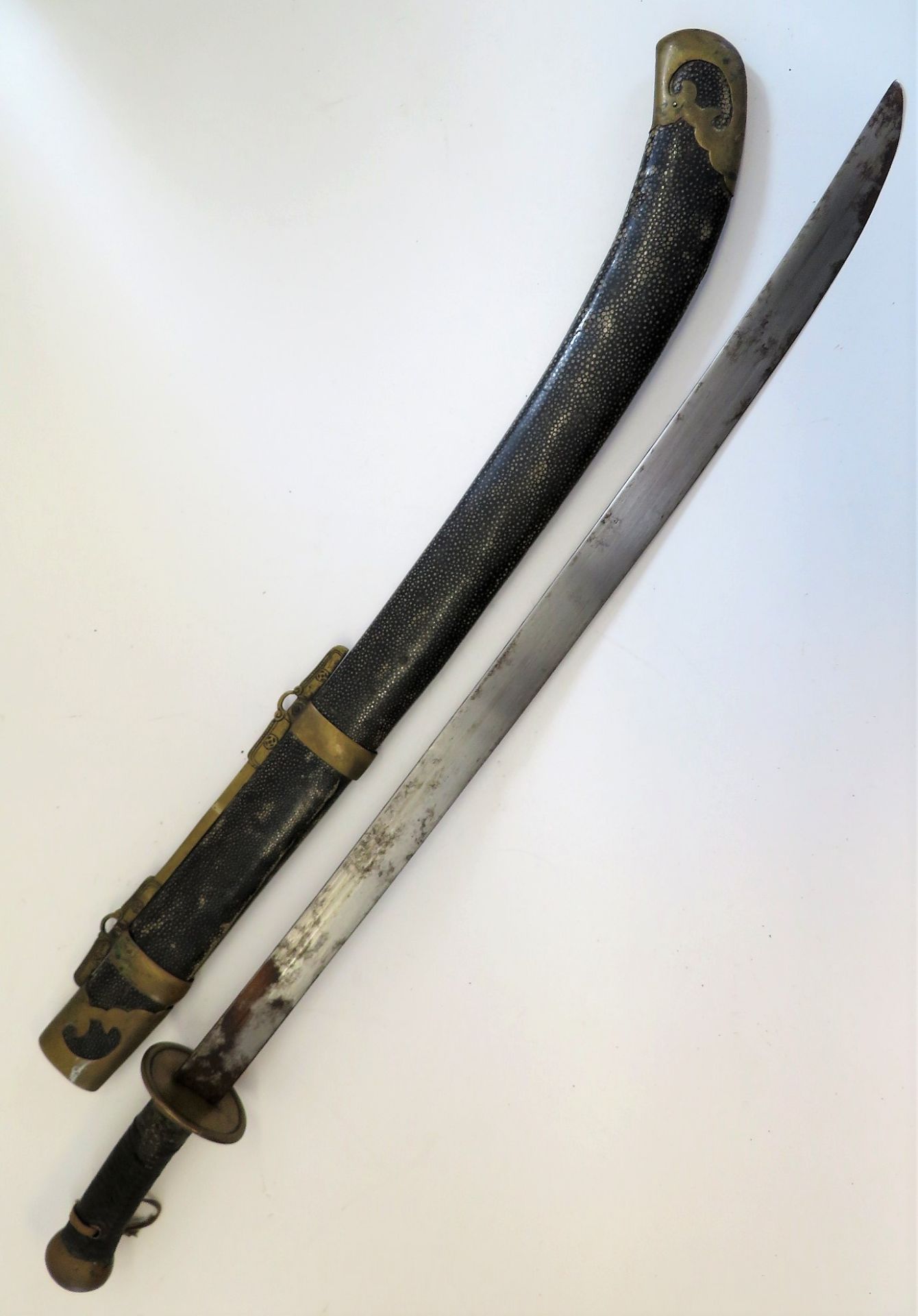 Antikes Schwert in Scheide, China, Eisen, Scheide Rochenhaut und Messing, l 78 cm, d 6 cm.