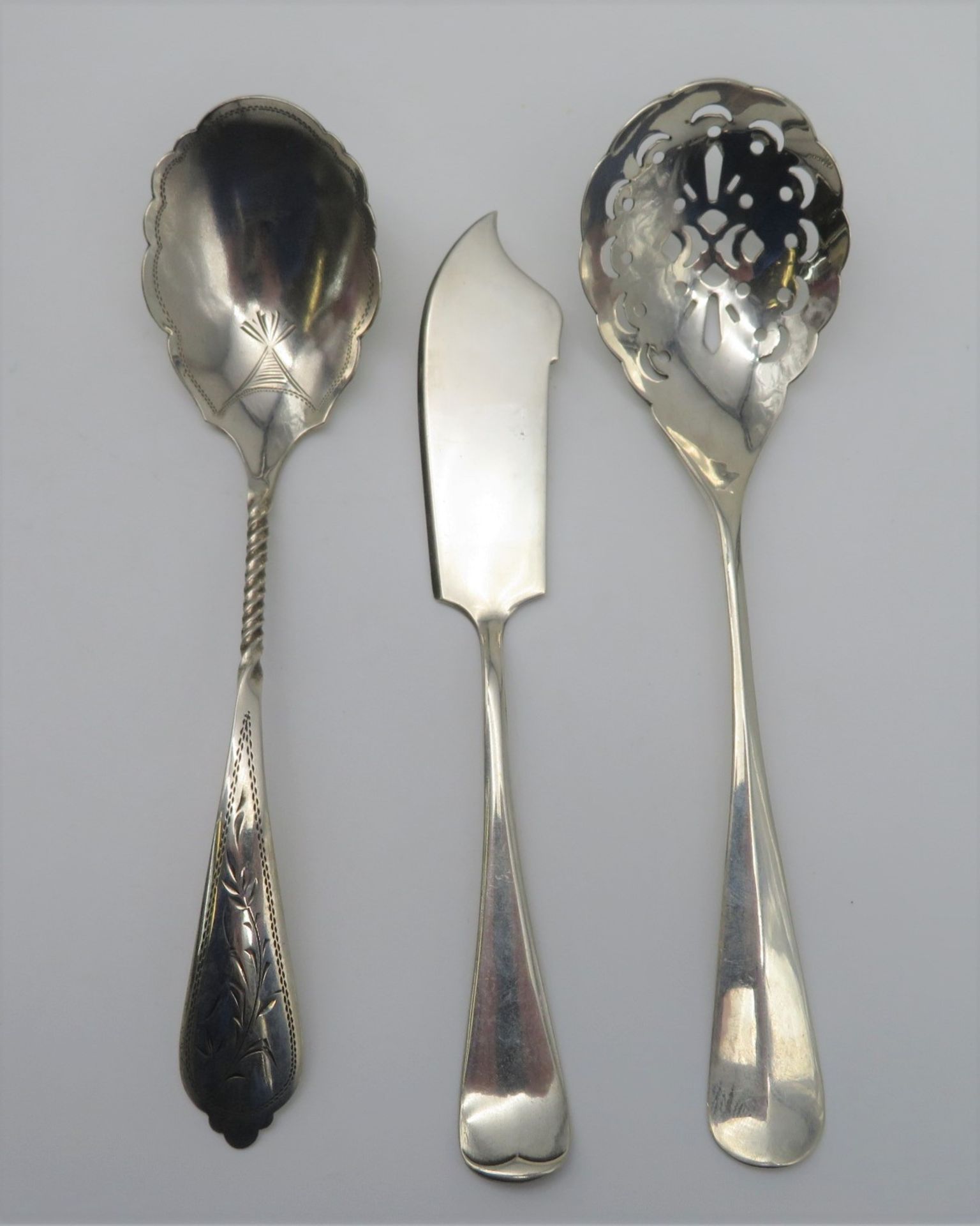 3 diverse Vorleger, 19. Jahrhundert, Silber 835/000, gepunzt, 78,1 g, l 15/15,5/16 cm.