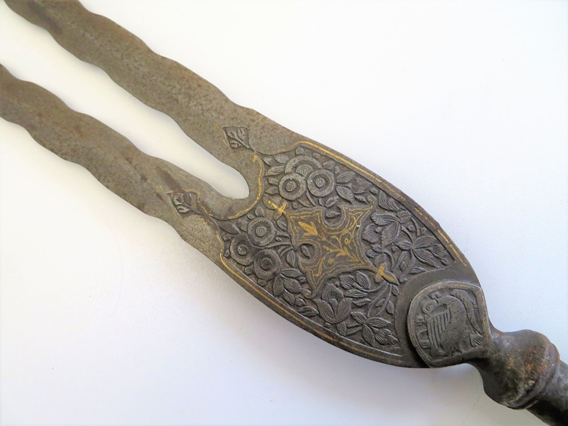 Antiker Zweispitz, Persien, Eisen mit Goldeinlagen, l 54 cm, b 6 cm. - Bild 2 aus 2