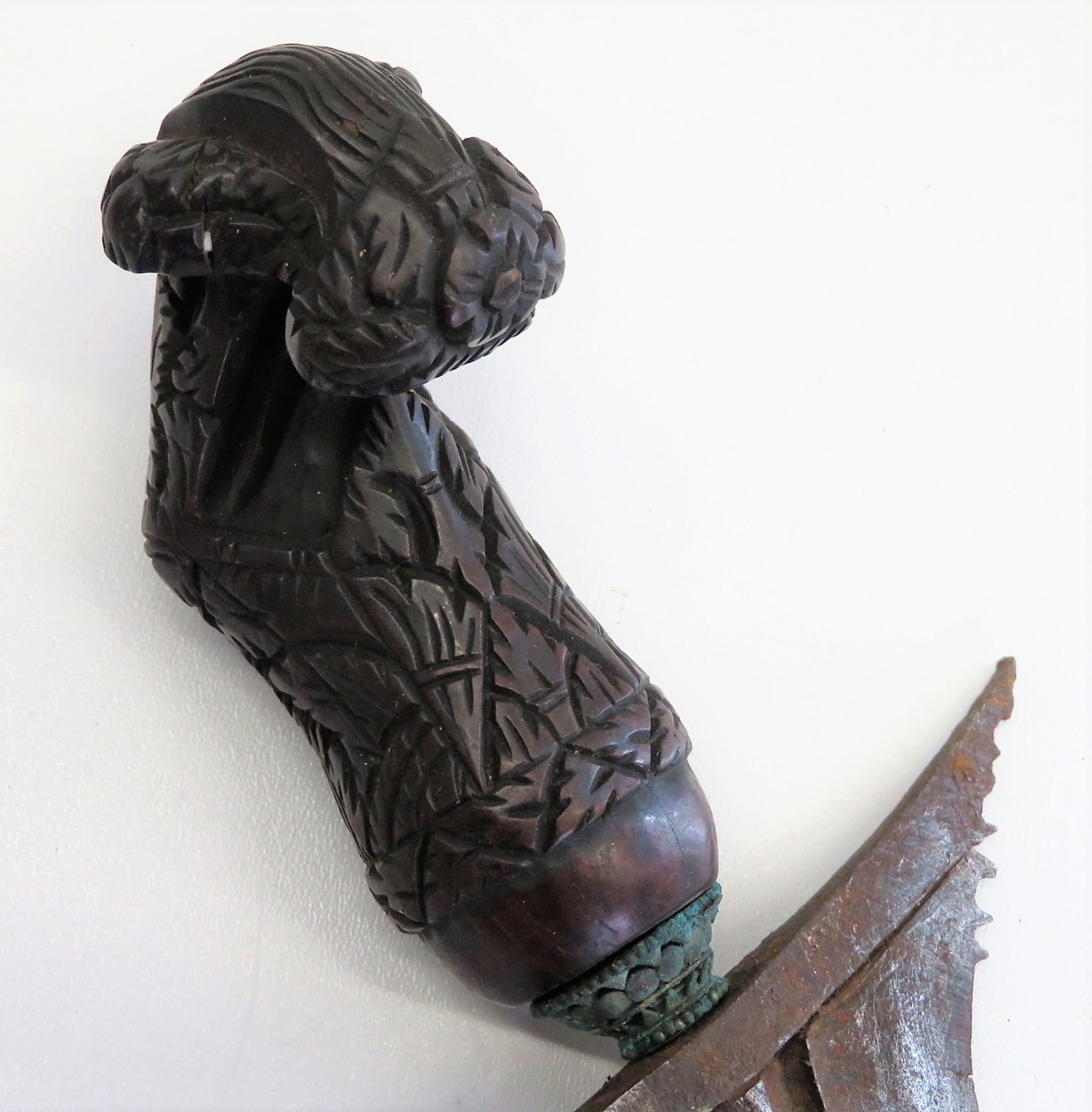 Antiker Kris, Indonesien, gefaltete Flammenklinge, geschnitzter Holzgriff, l 45 cm, b 8,5 cm. - Bild 2 aus 2