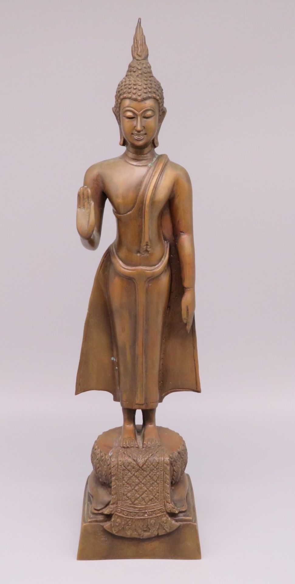 Stehender Buddha, Südostasien, wohl Thailand, Bronze, 37 x 9 x 9 cm.