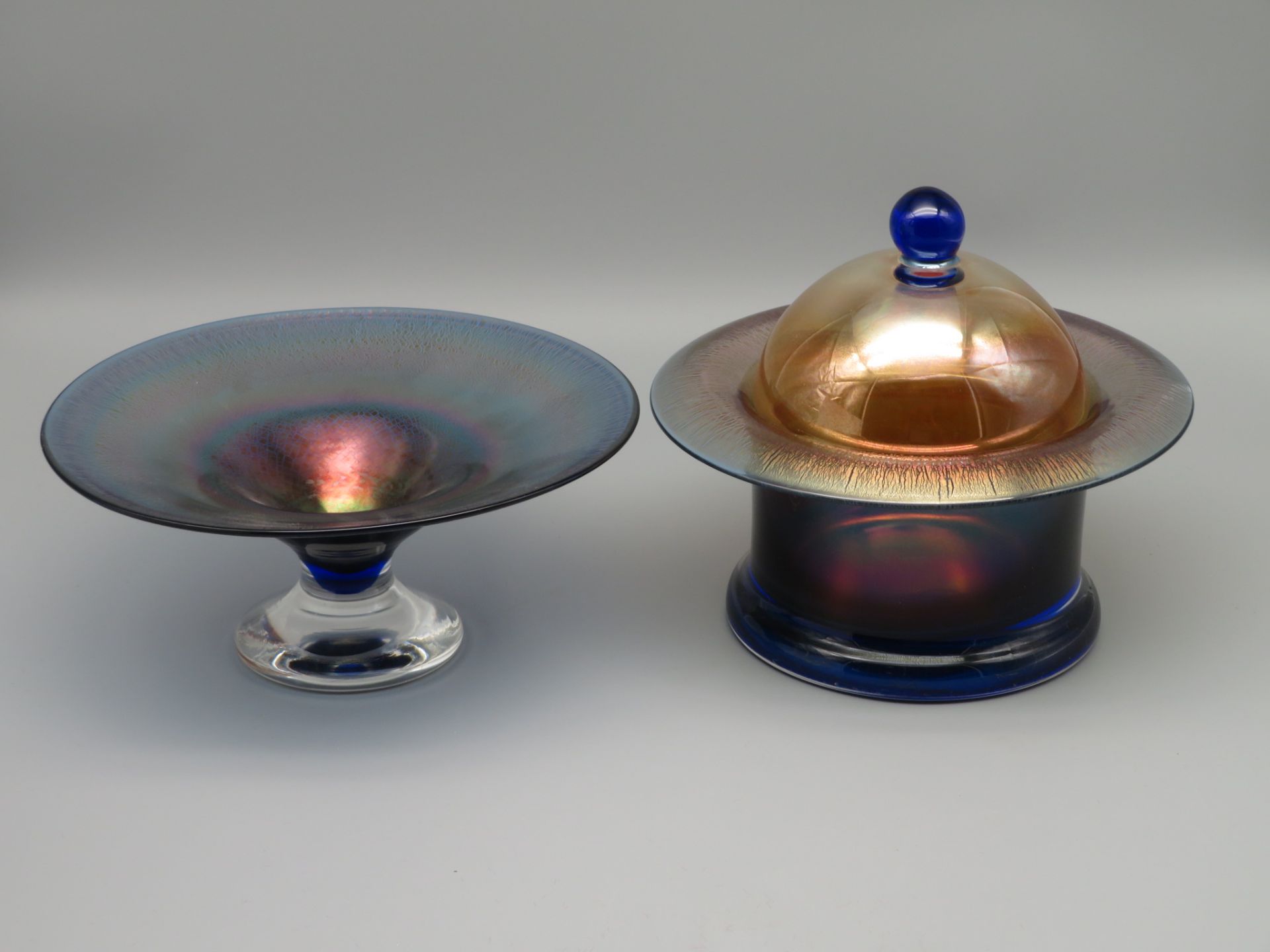 Designer Schale und Deckeldose, stark irisierendes Glas, h 9/16,5 cm, ca. d 21 cm.