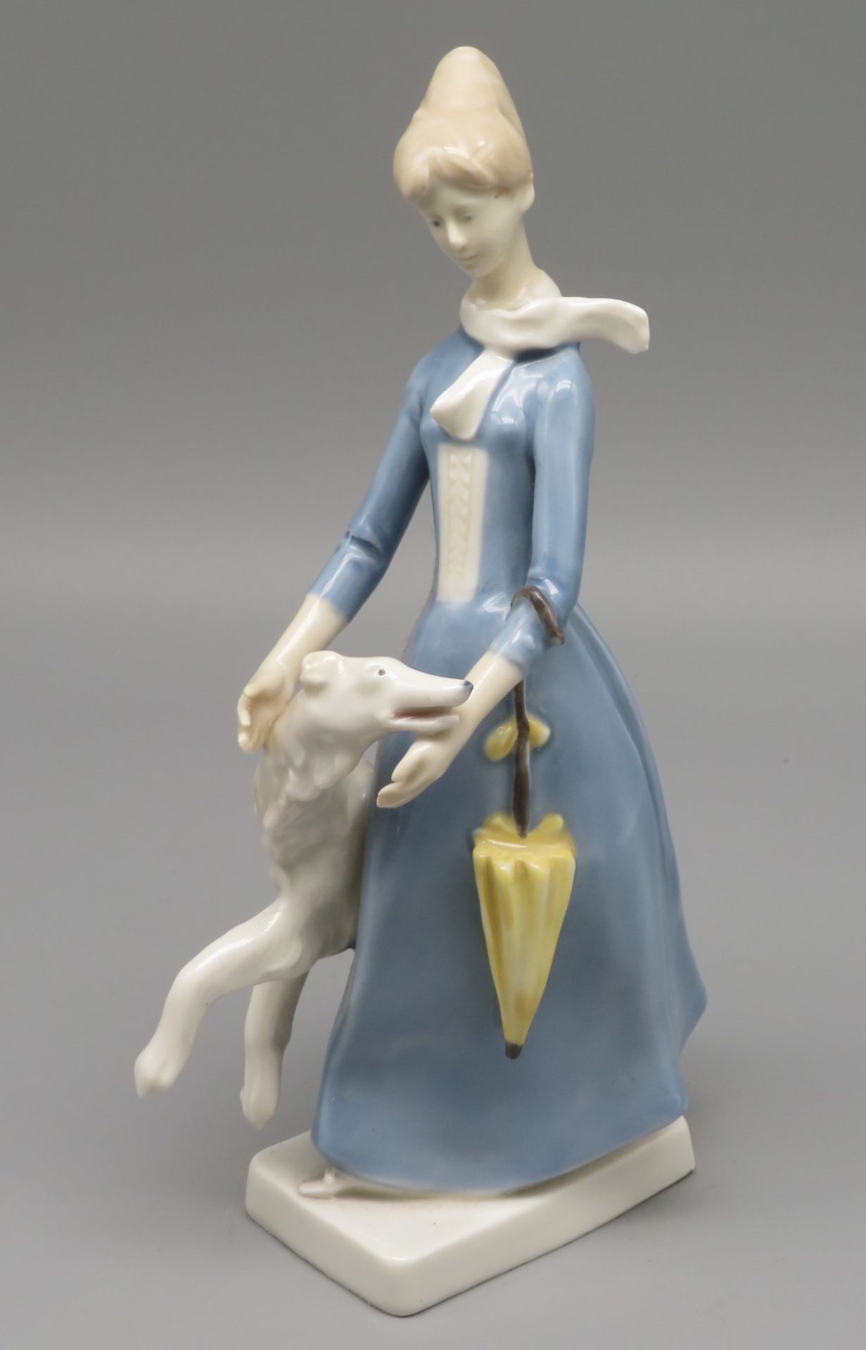 Porzellanfigur, Stehende Dame mit Windhund, Weißporzellan mit polychromer Bemalung, gem. "S" mit Kr